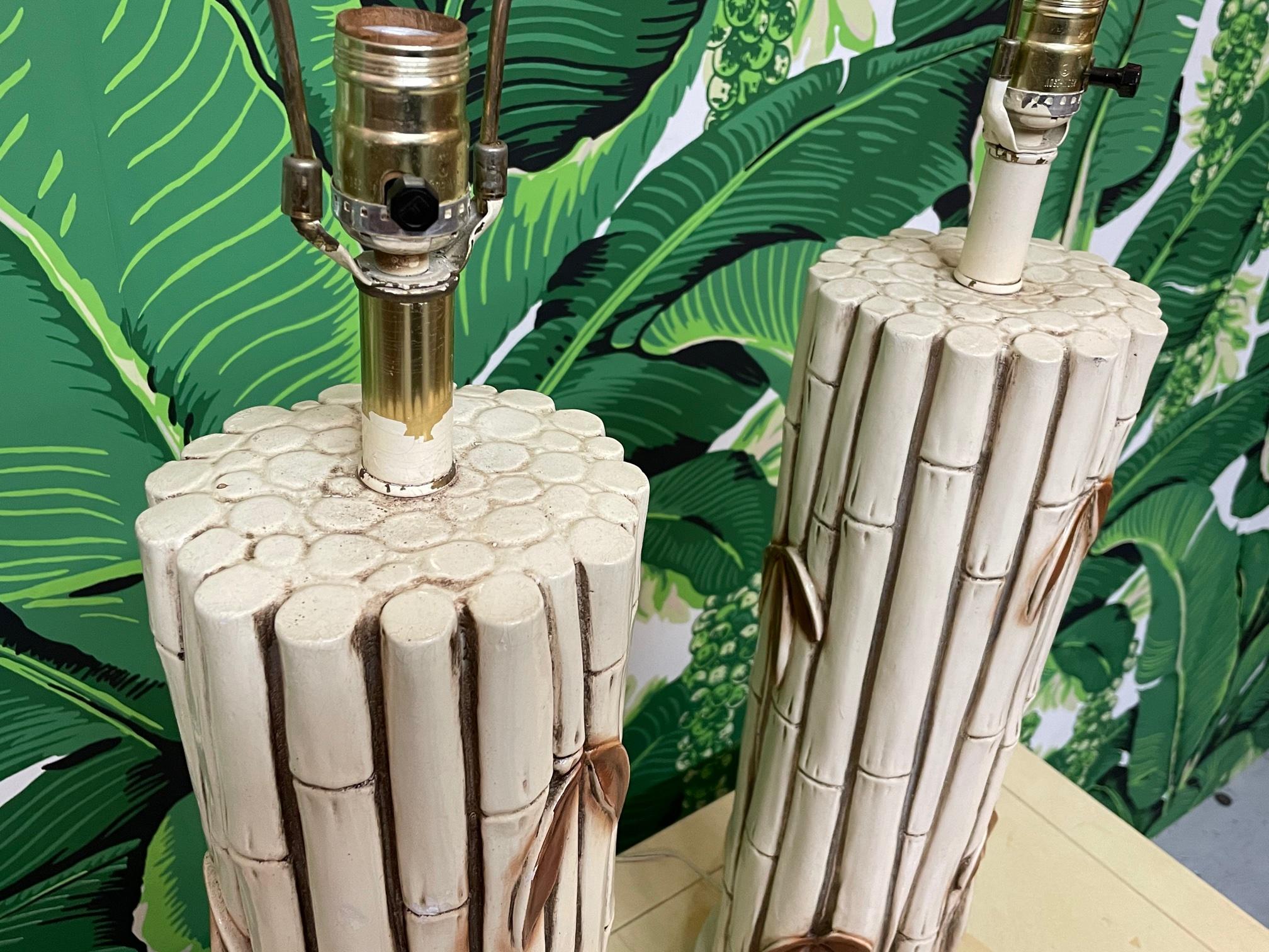 Hollywood Regency Paire de lampes de bureau en faux bambou du milieu du siècle dernier en vente