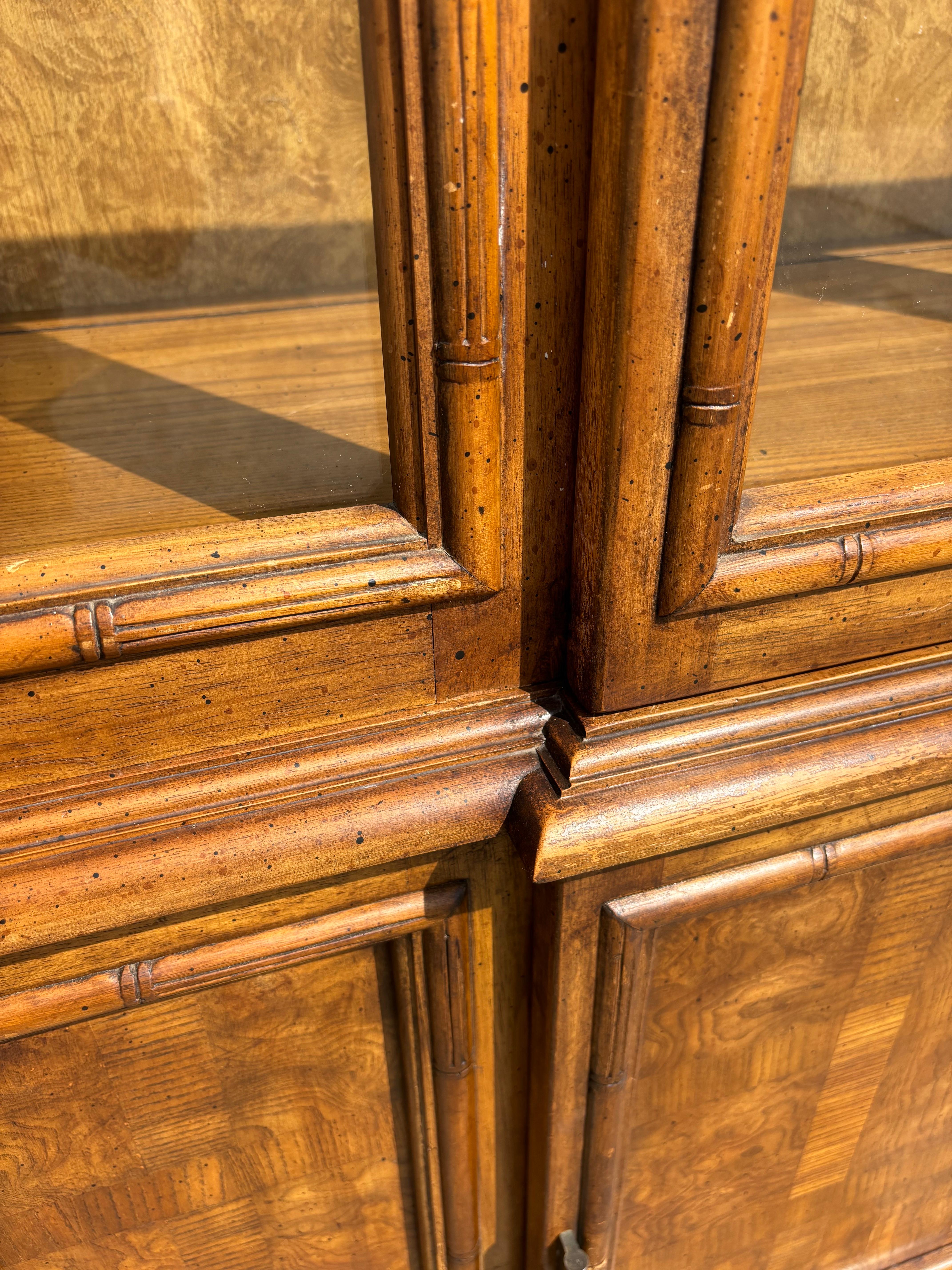 Vitrine du milieu du siècle en faux bambou et noyer par Stanley Furniture en vente 2