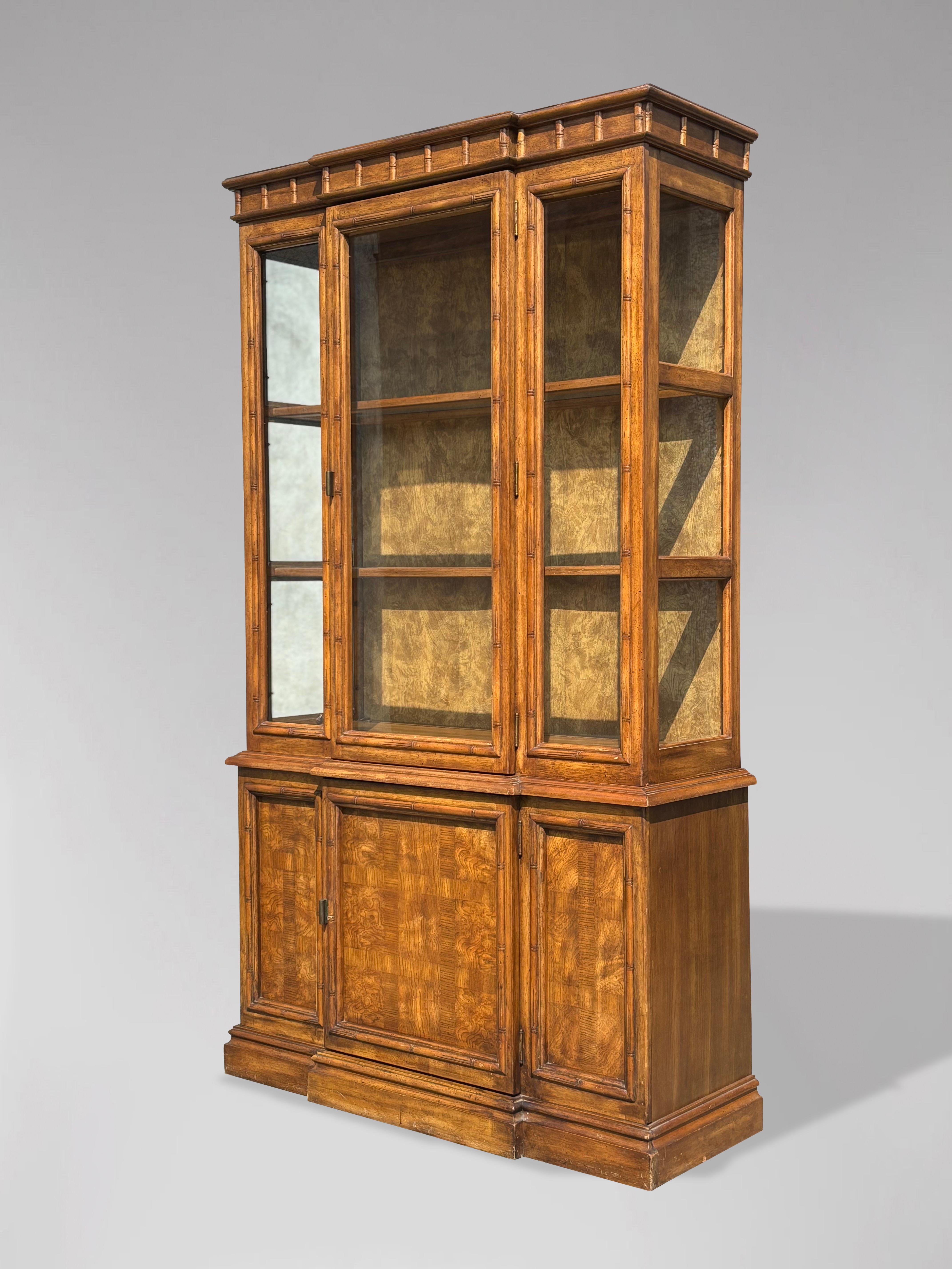 Une vitrine très décorative en noyer faux bambou du milieu du siècle par Stanley Furniture, vers 1960. Ce meuble présente une superbe façade en faux bambou avec des détails complexes le long de la façade et des côtés en verre. Les côtés sont en