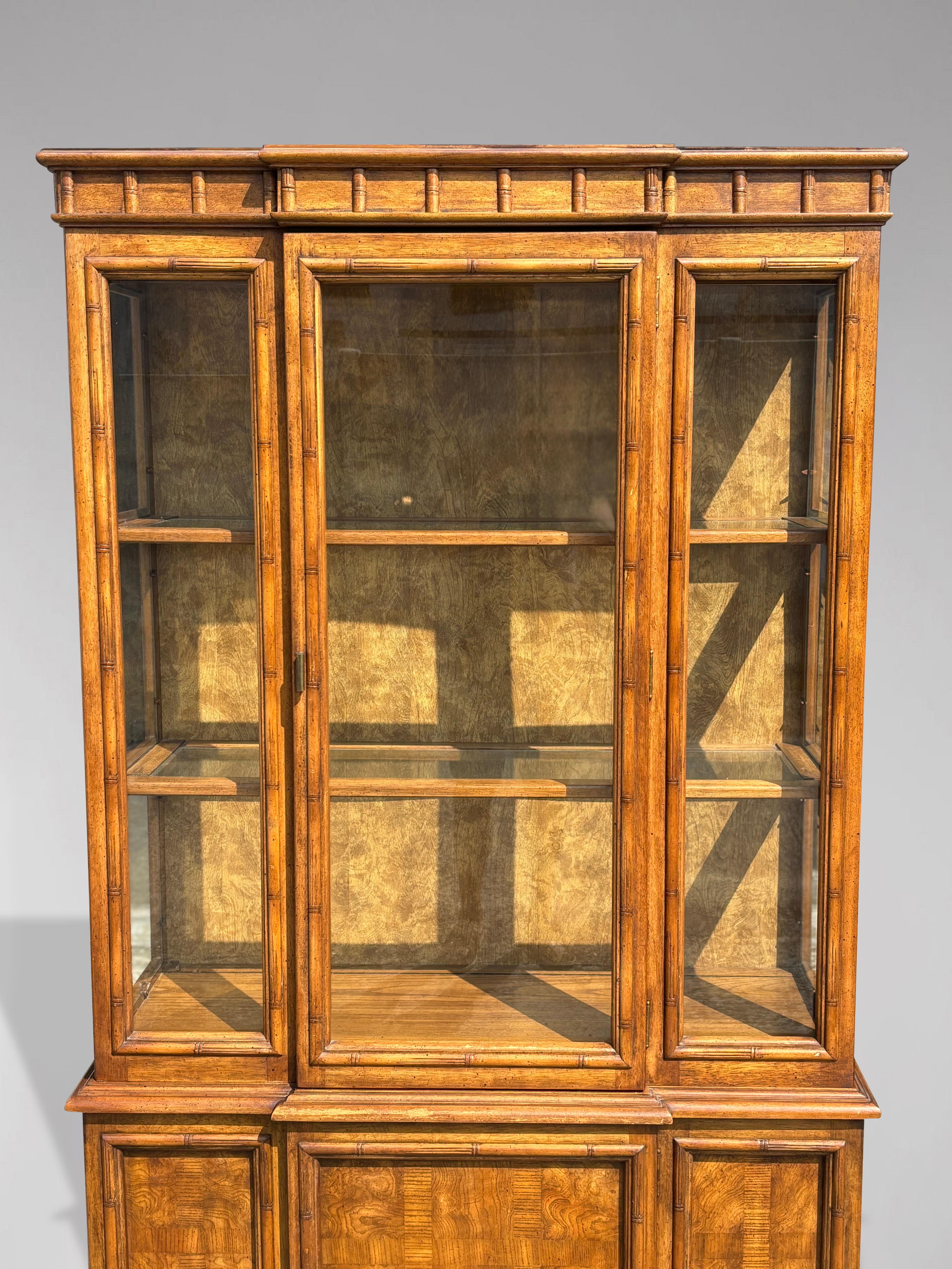 Américain Vitrine du milieu du siècle en faux bambou et noyer par Stanley Furniture en vente