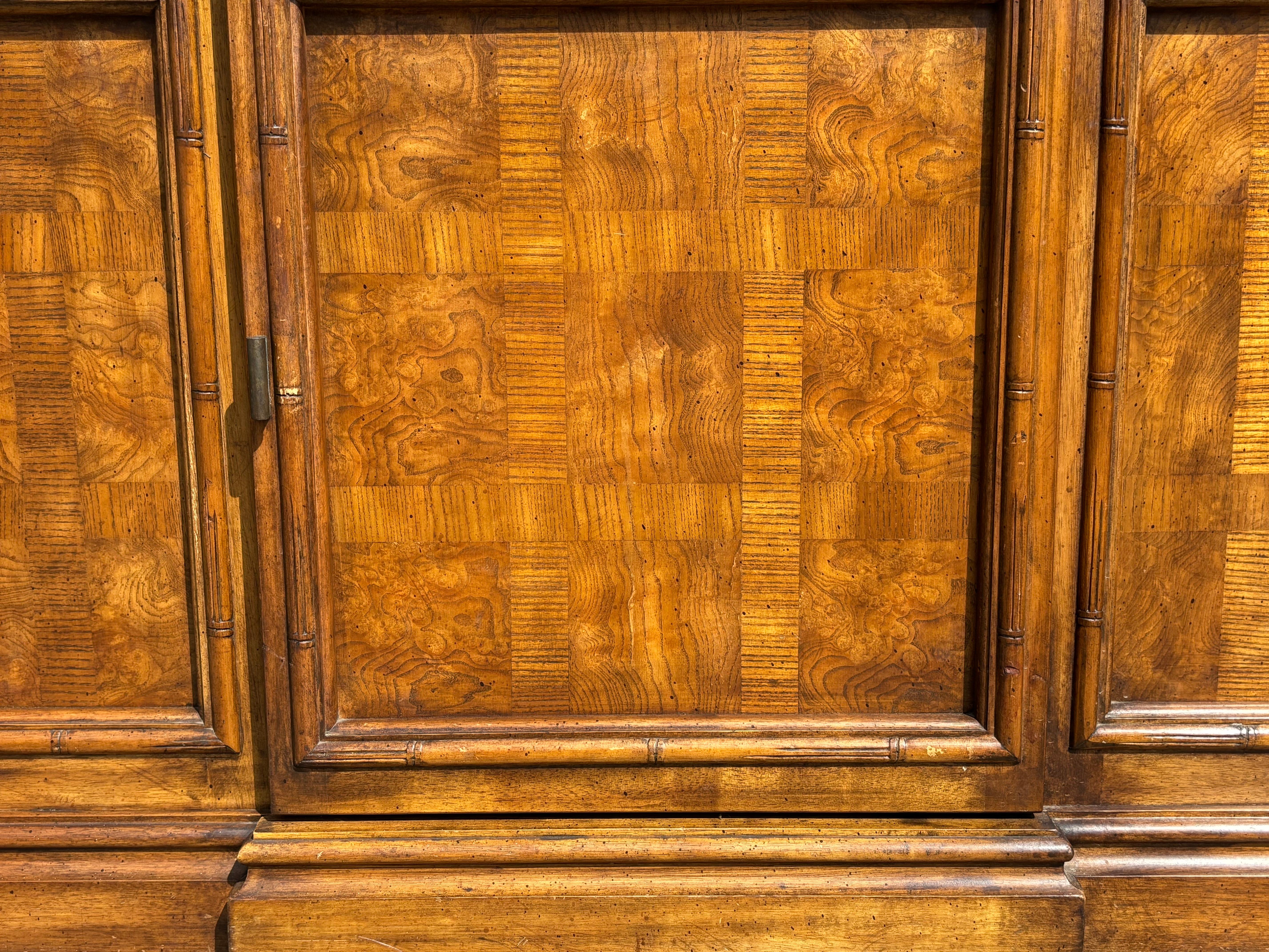 Parqueterie Vitrine du milieu du siècle en faux bambou et noyer par Stanley Furniture en vente
