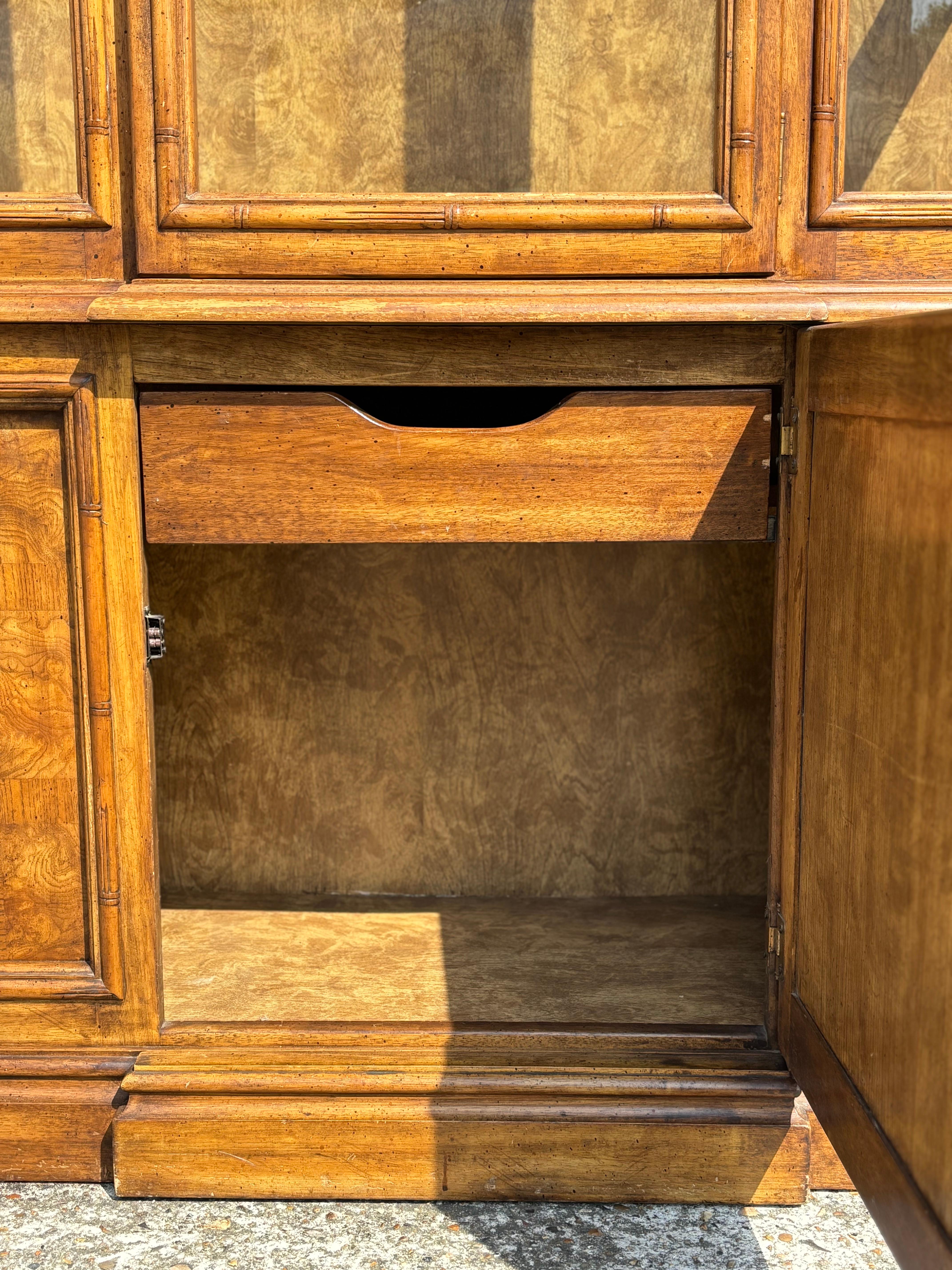Vitrine du milieu du siècle en faux bambou et noyer par Stanley Furniture Bon état - En vente à Petworth,West Sussex, GB