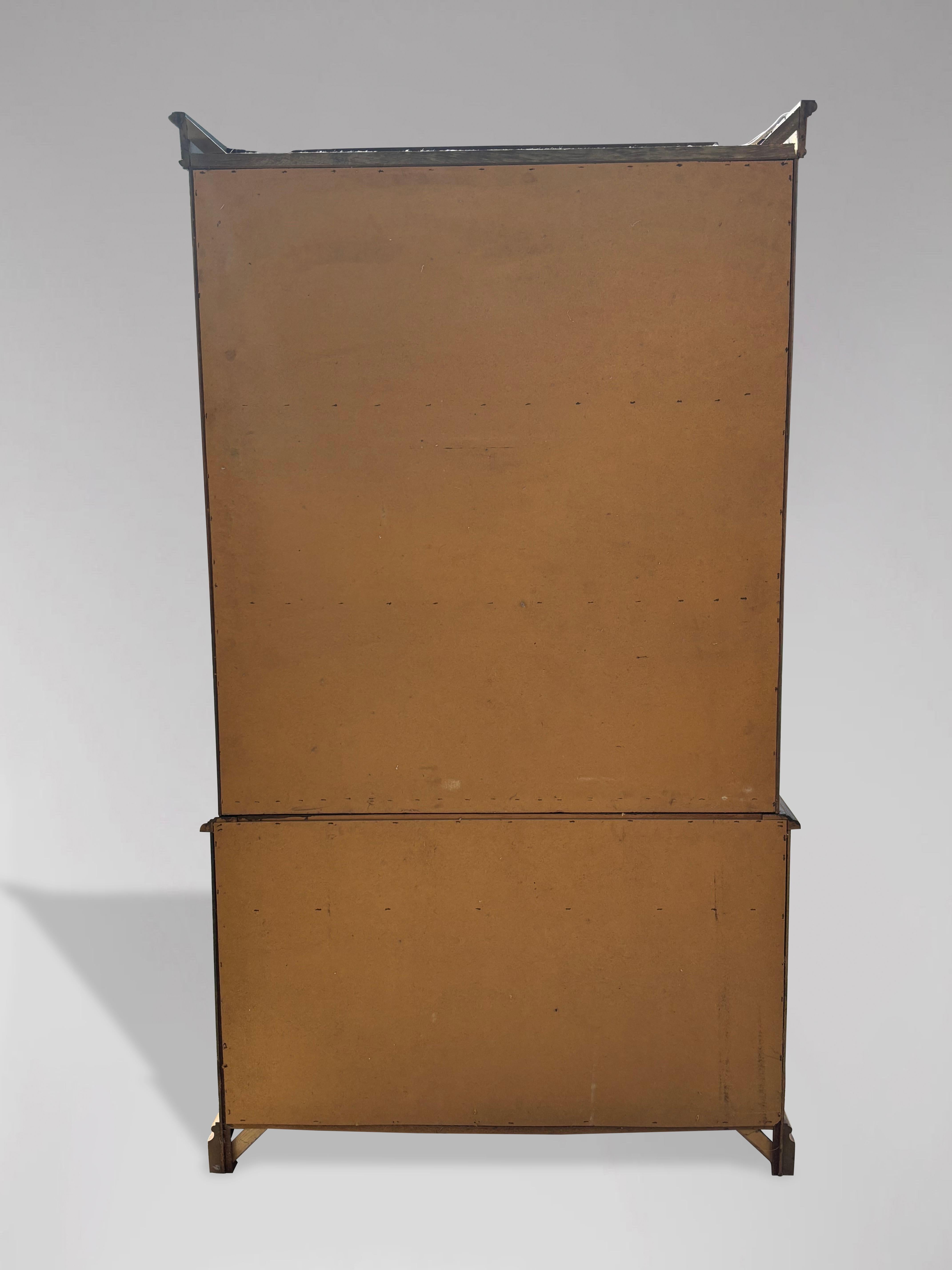 20ième siècle Vitrine du milieu du siècle en faux bambou et noyer par Stanley Furniture en vente
