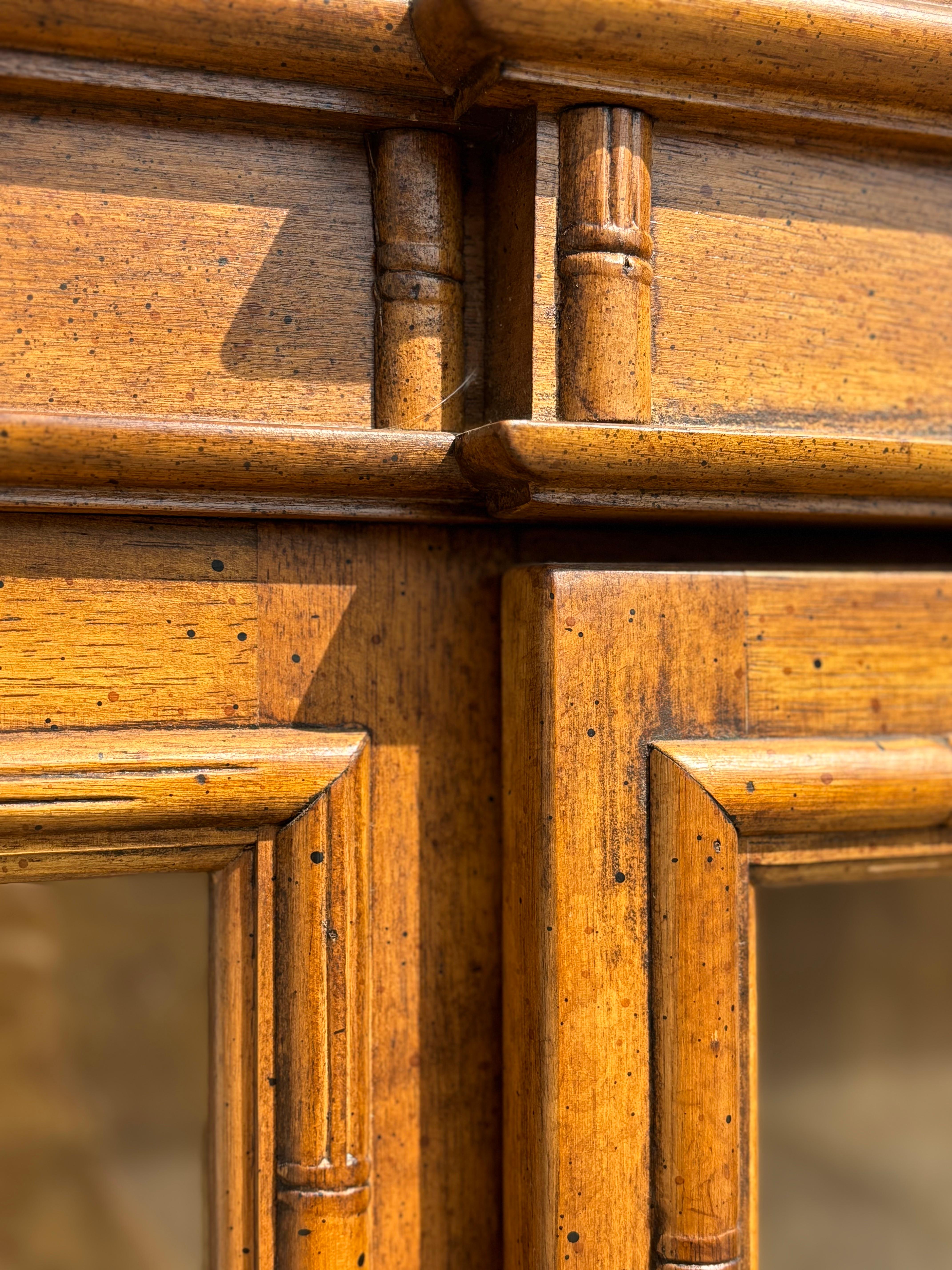 Vitrine du milieu du siècle en faux bambou et noyer par Stanley Furniture en vente 1