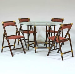 Tisch aus Kunstbambus mit Messing-Akzent aus der Mitte des Jahrhunderts mit klappbaren Stühlen.