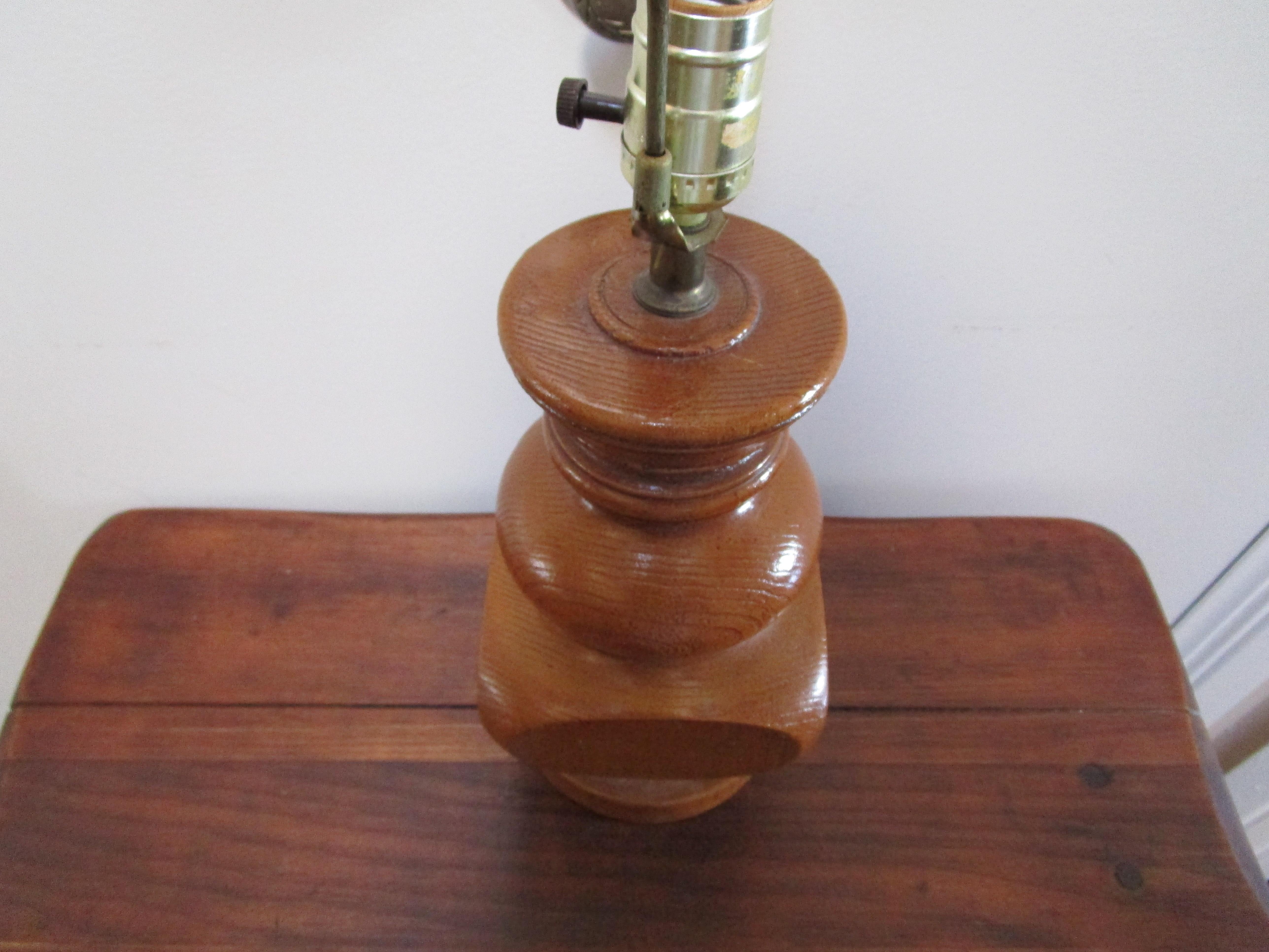 Mid-Century Modern Lampe à poser du milieu du siècle en céramique Faux Bois Wood Block tourné en vente