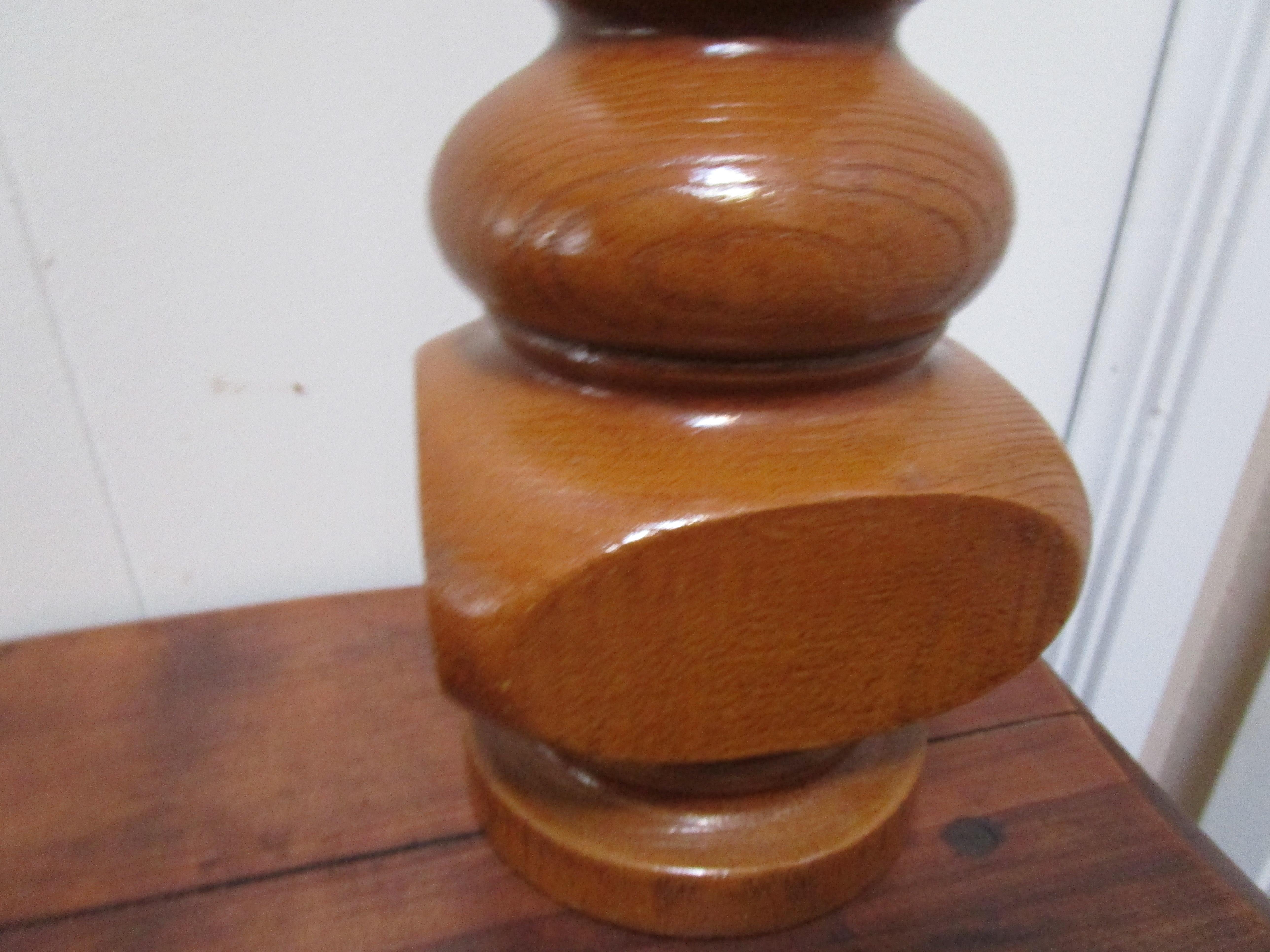 Vernissé Lampe à poser du milieu du siècle en céramique Faux Bois Wood Block tourné en vente