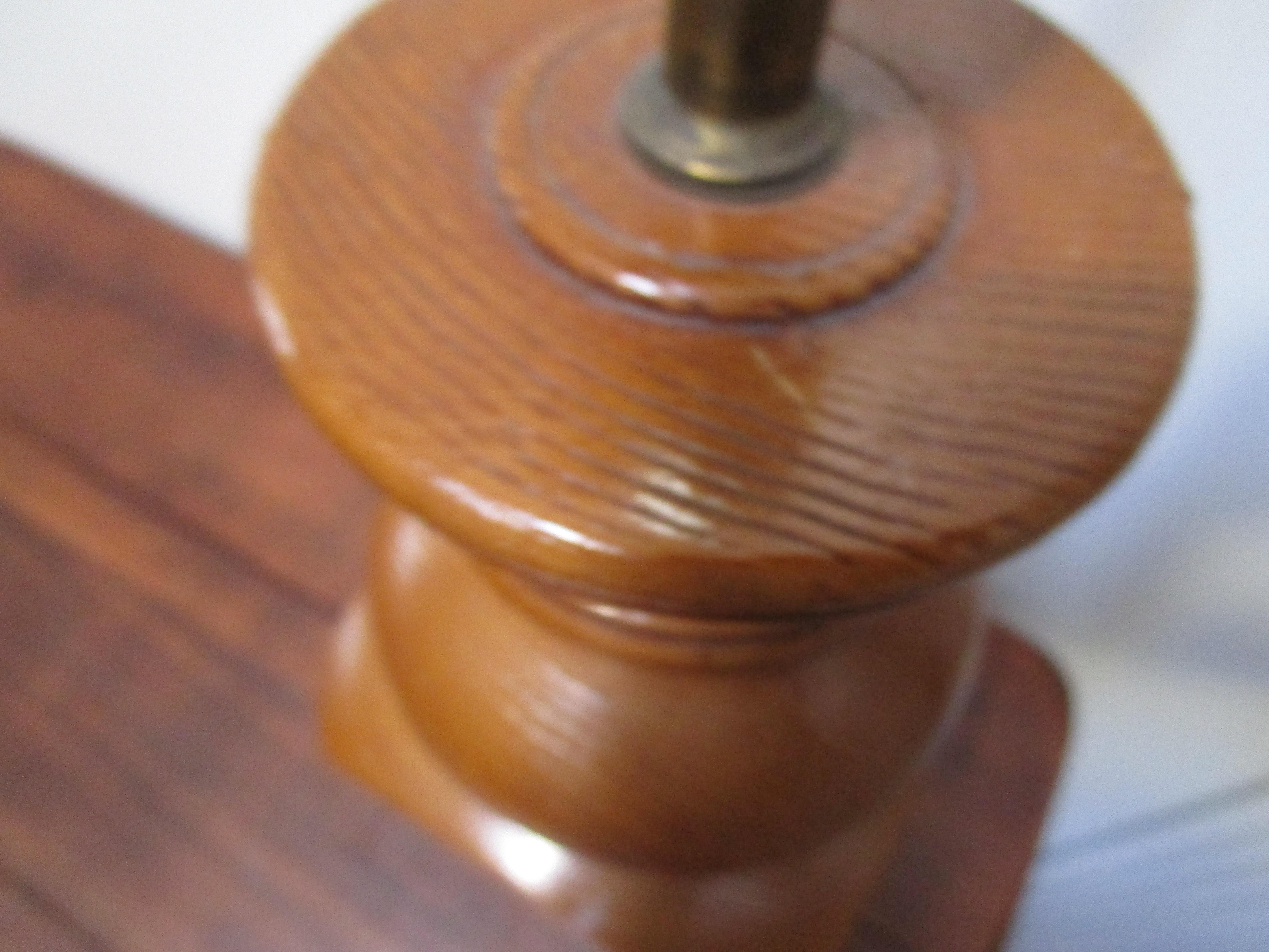 Lampe à poser du milieu du siècle en céramique Faux Bois Wood Block tourné en vente 1