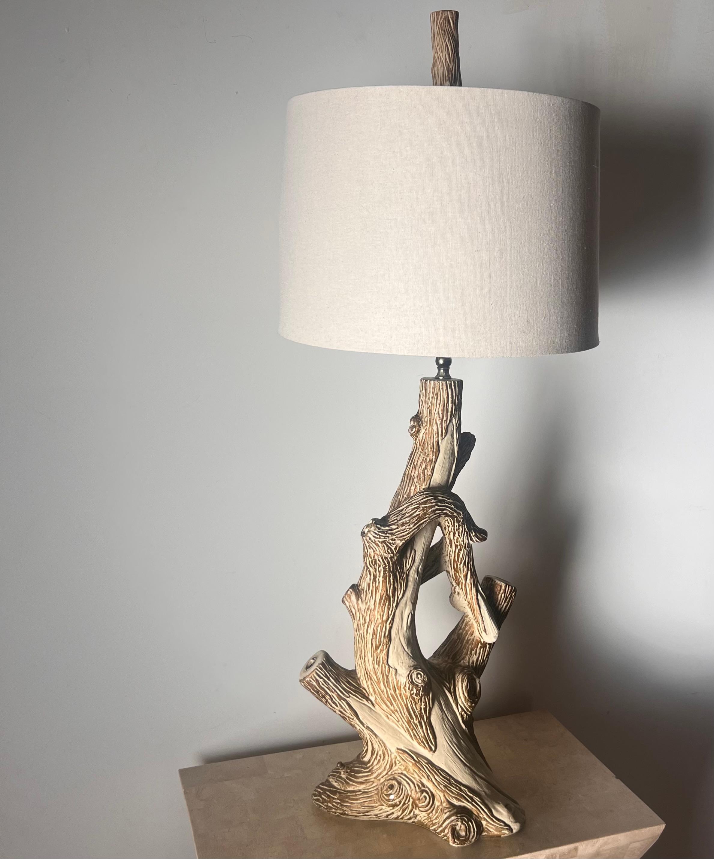 Mid-Century Modern Lampe de table en faux bois du milieu du siècle, vers le début des années 1960.  en vente