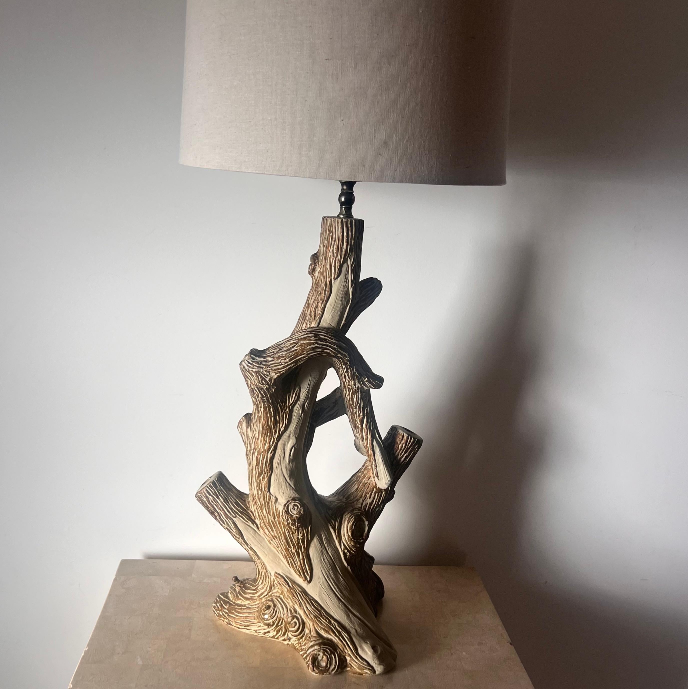 Inconnu Lampe de table en faux bois du milieu du siècle, vers le début des années 1960.  en vente