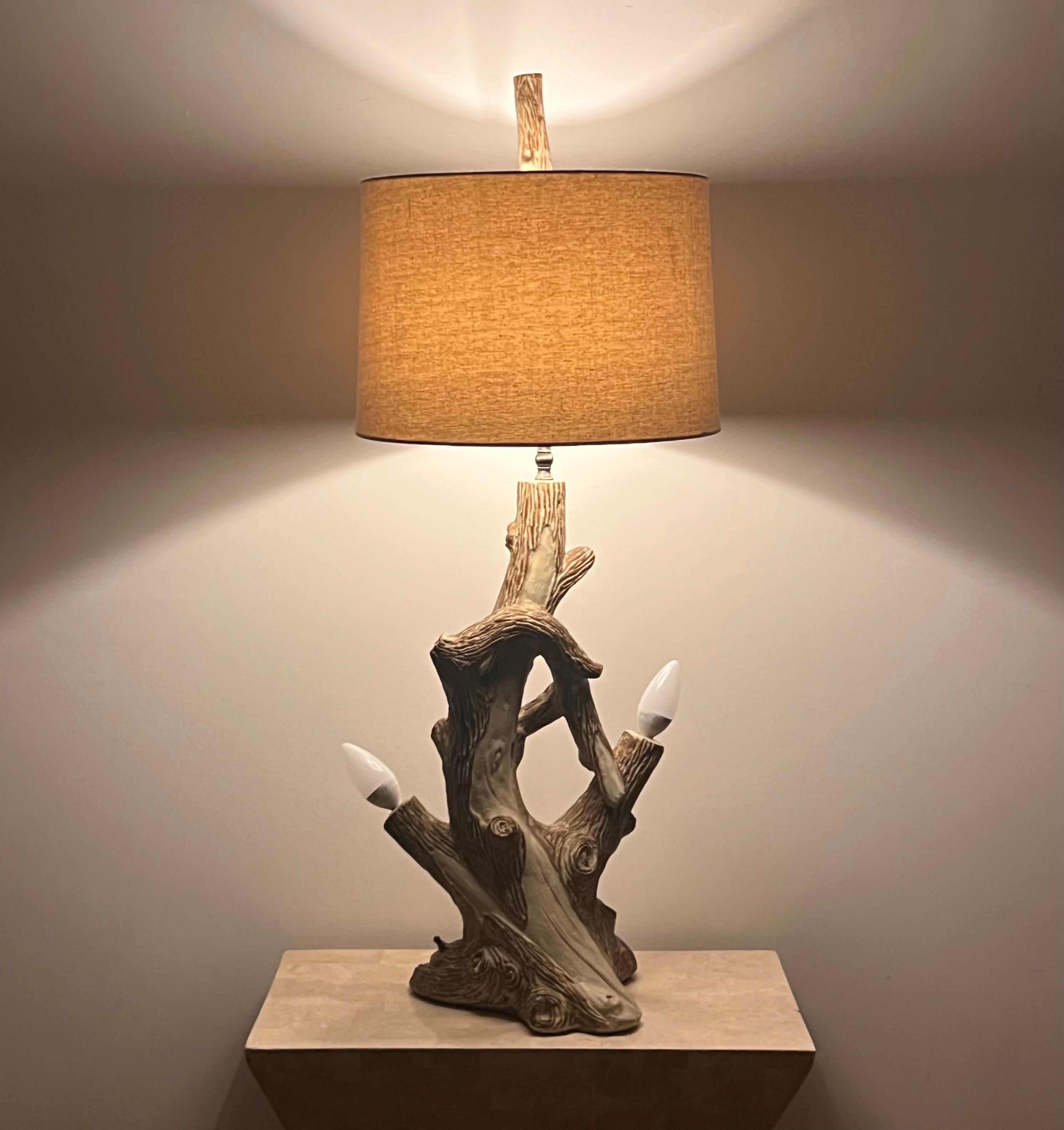 20ième siècle Lampe de table en faux bois du milieu du siècle, vers le début des années 1960.  en vente