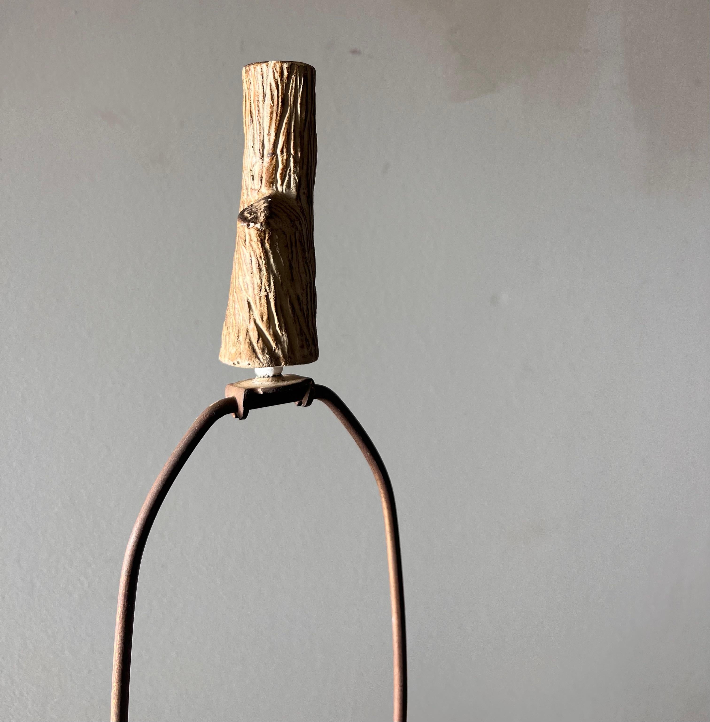 Lampe de table en faux bois du milieu du siècle, vers le début des années 1960.  en vente 1