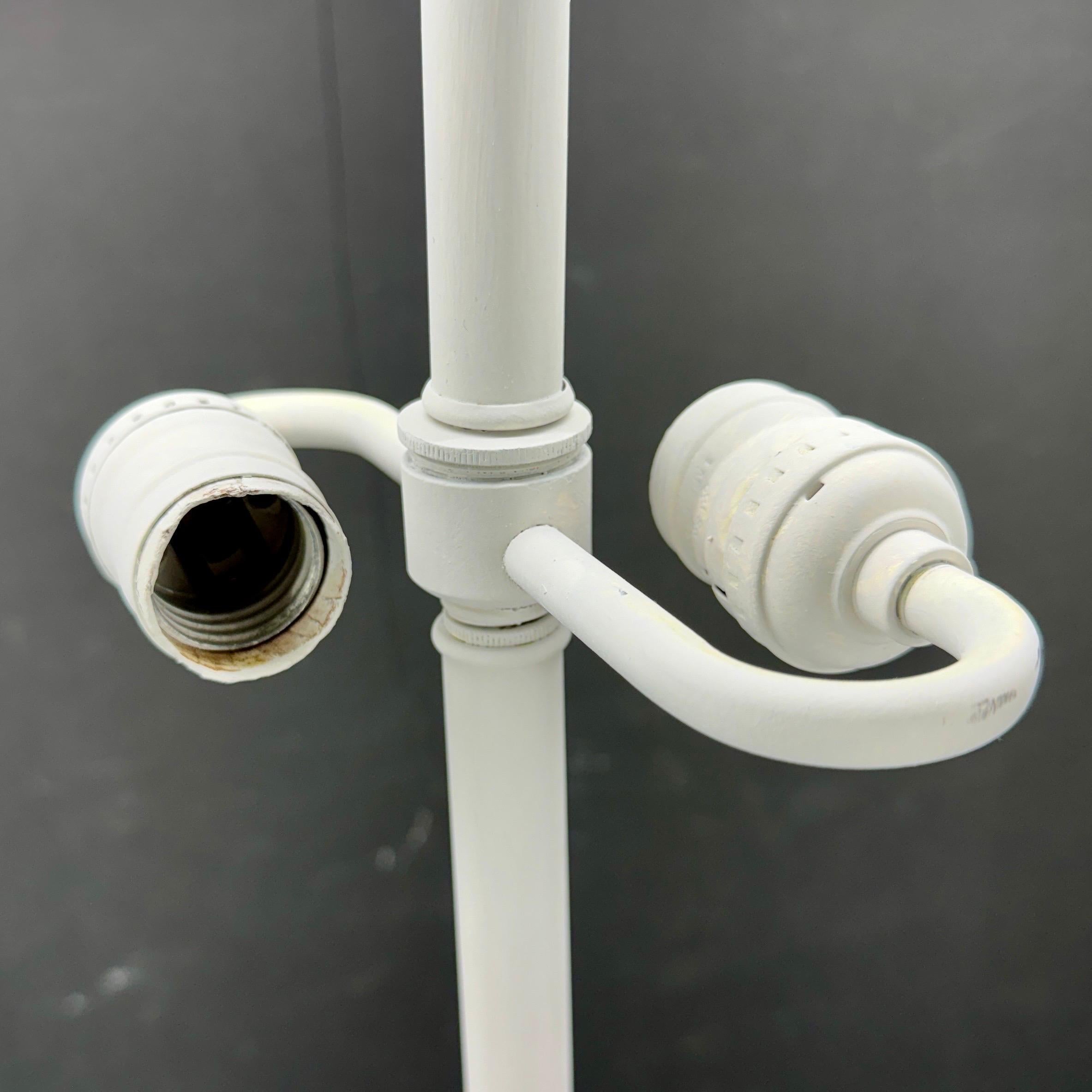 Lampe à poser du milieu du siècle en faux bois peint en blanc en vente 2