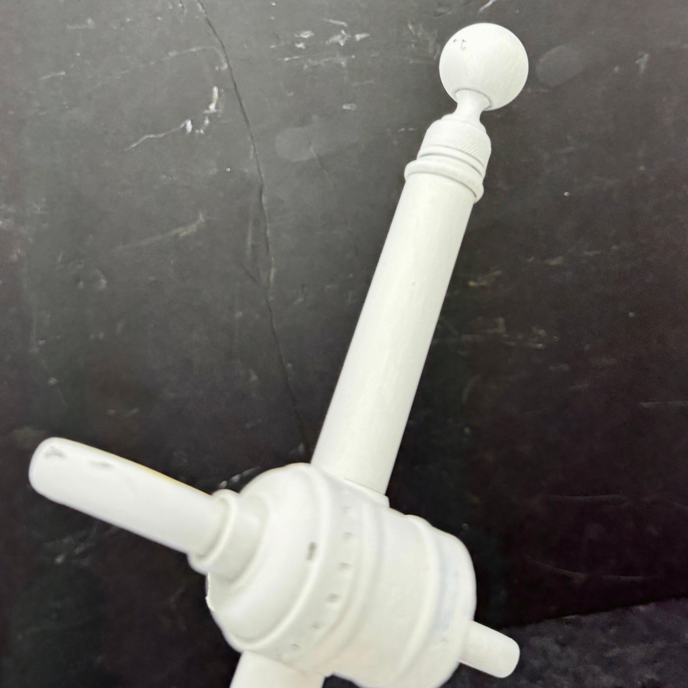 Lampe à poser du milieu du siècle en faux bois peint en blanc en vente 6