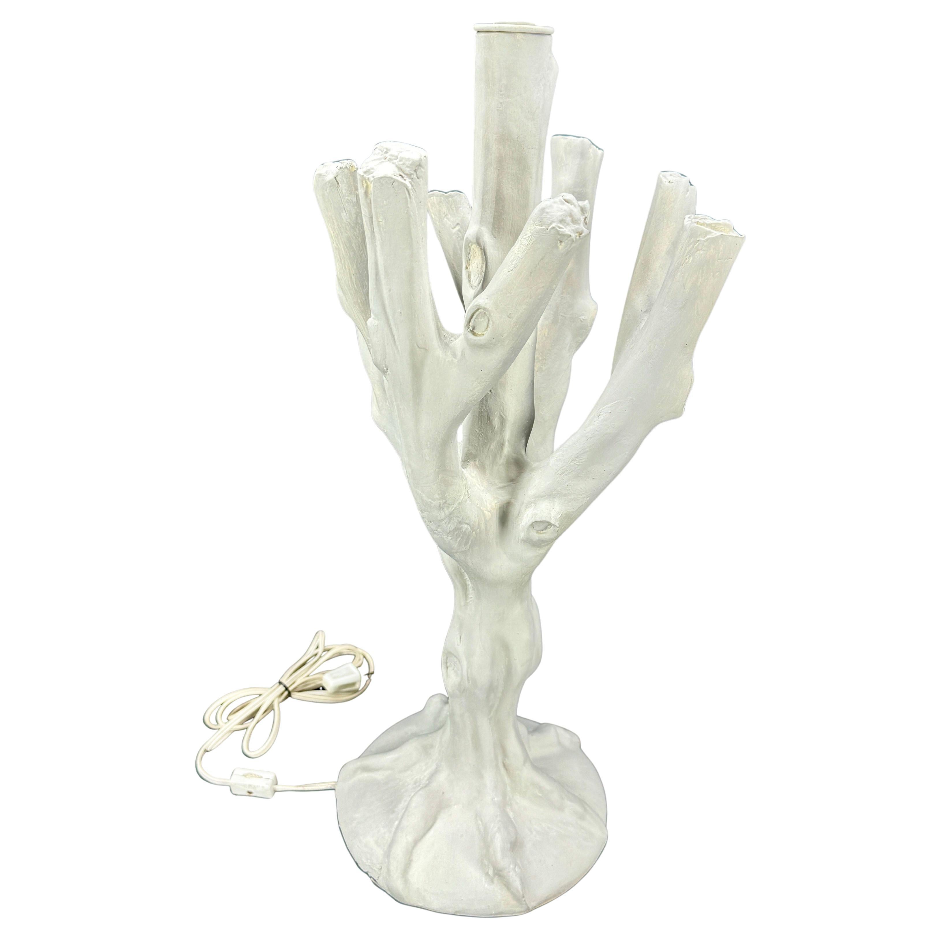 Impressionnante lampe à poser en faux bois inspirée par les modèles de croissance naturelle des arbres. Cette lampe French Gray peinte a une finition plate naturelle qui laisse ressortir la surface texturée et la structure organique. Cette lampe de
