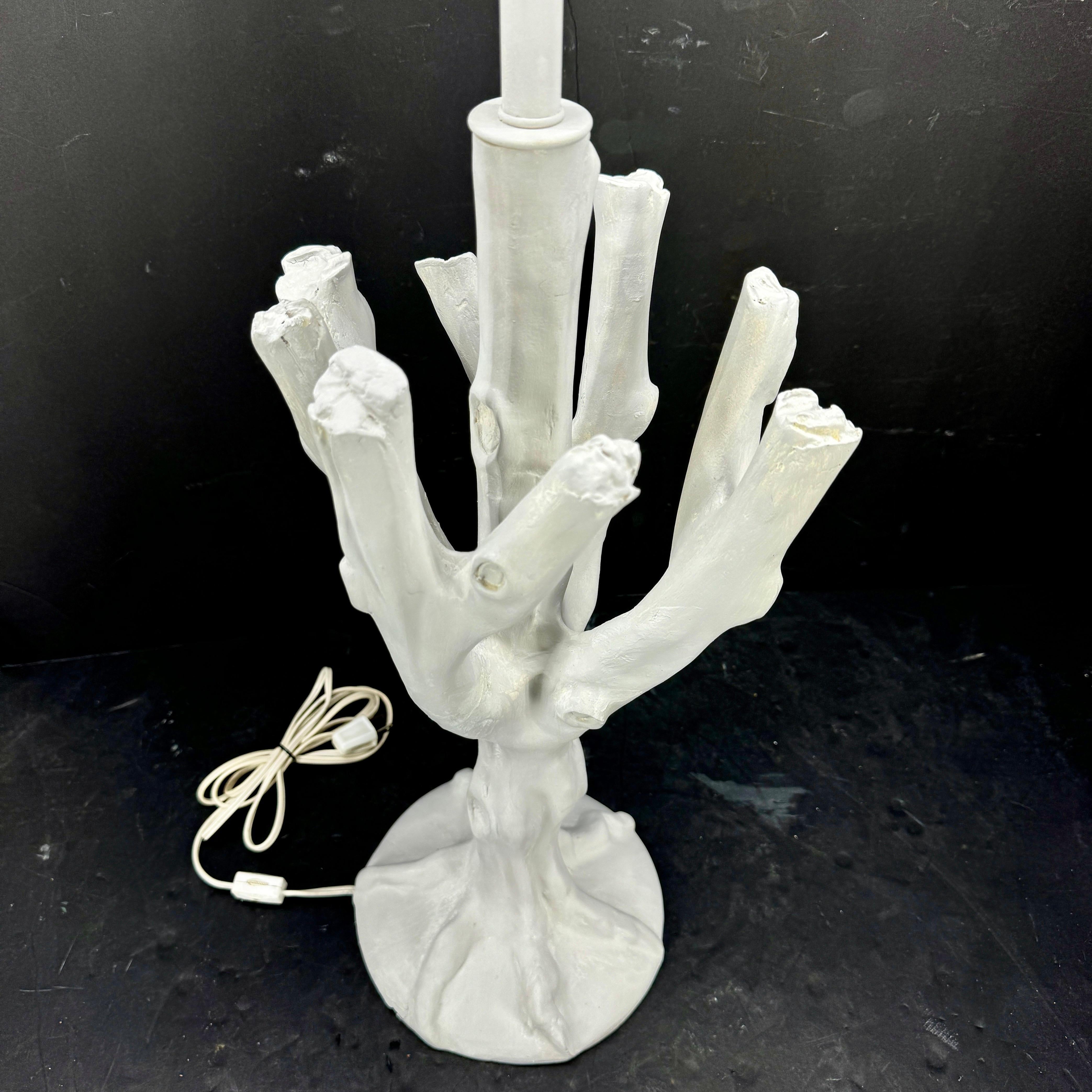 Mid-Century Modern Lampe à poser du milieu du siècle en faux bois peint en blanc en vente