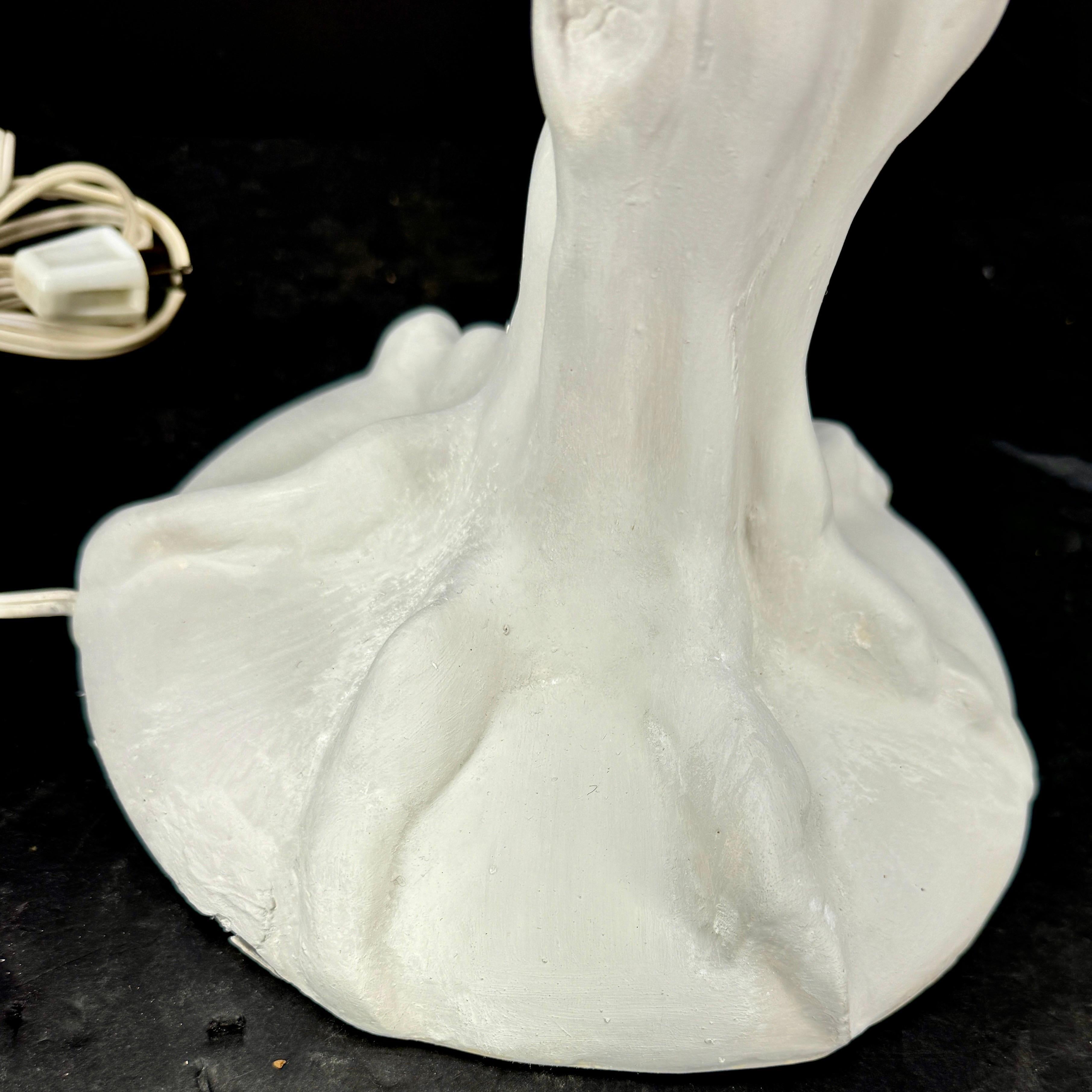 Européen Lampe à poser du milieu du siècle en faux bois peint en blanc en vente