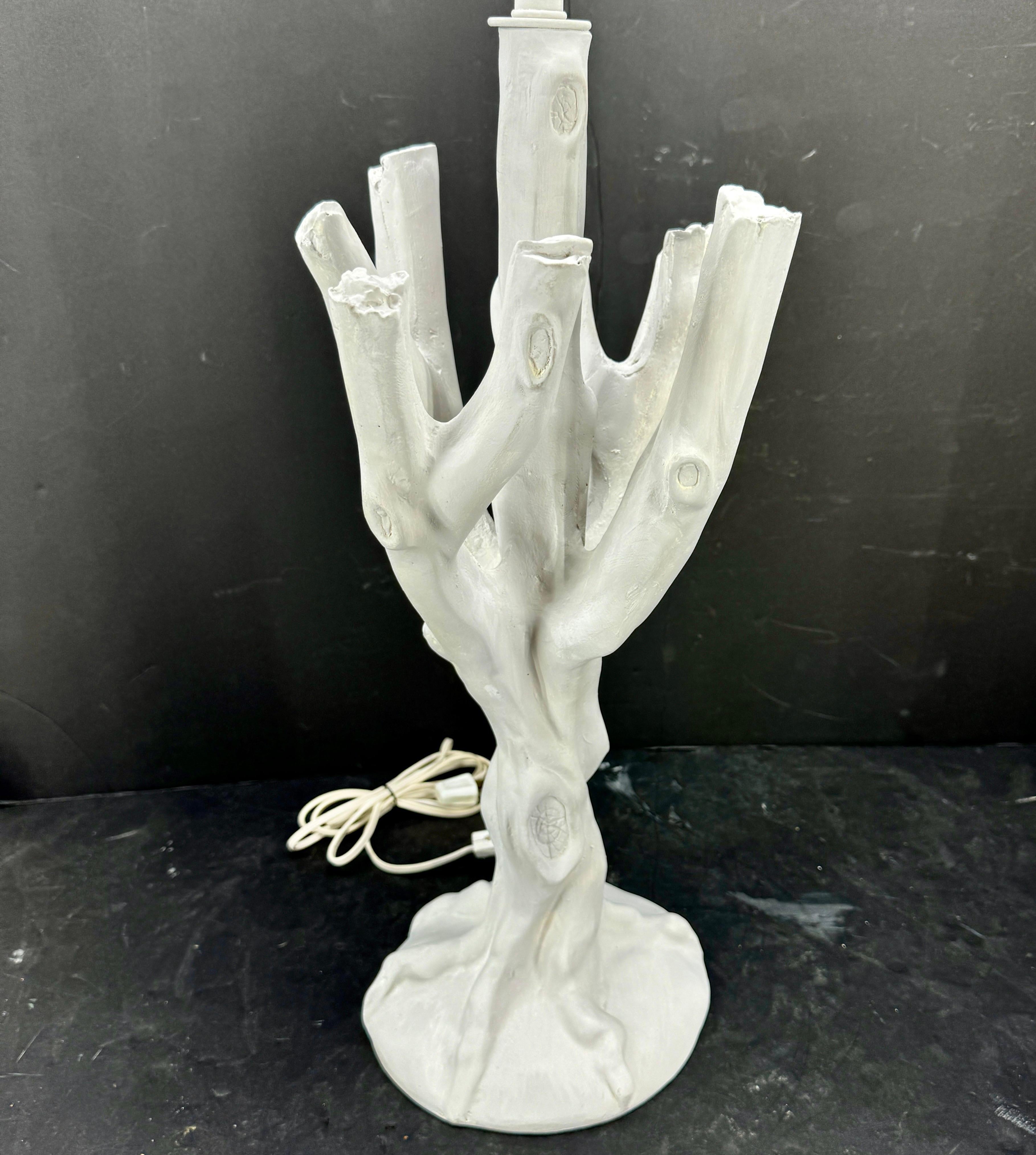 Fait main Lampe à poser du milieu du siècle en faux bois peint en blanc en vente