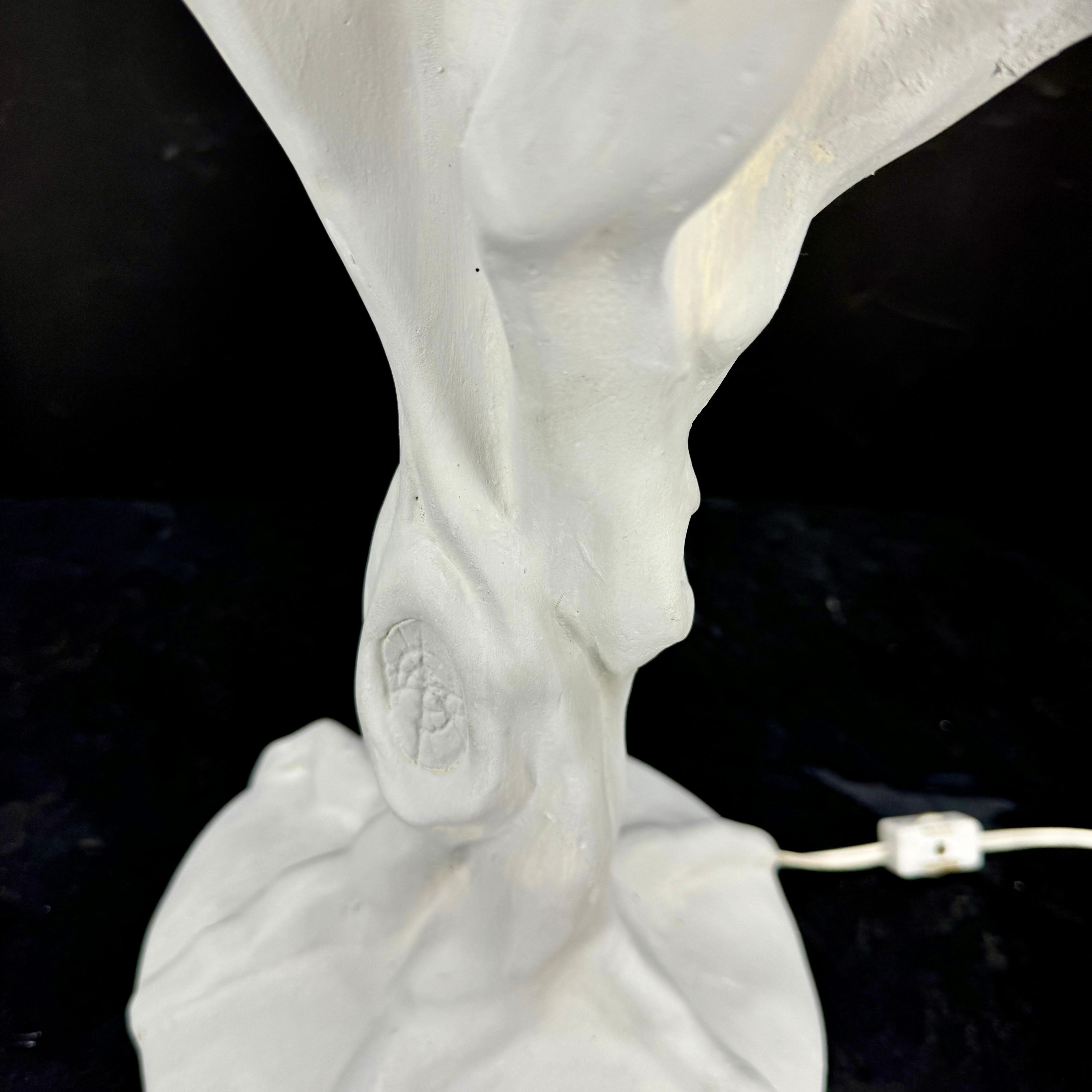 20ième siècle Lampe à poser du milieu du siècle en faux bois peint en blanc en vente