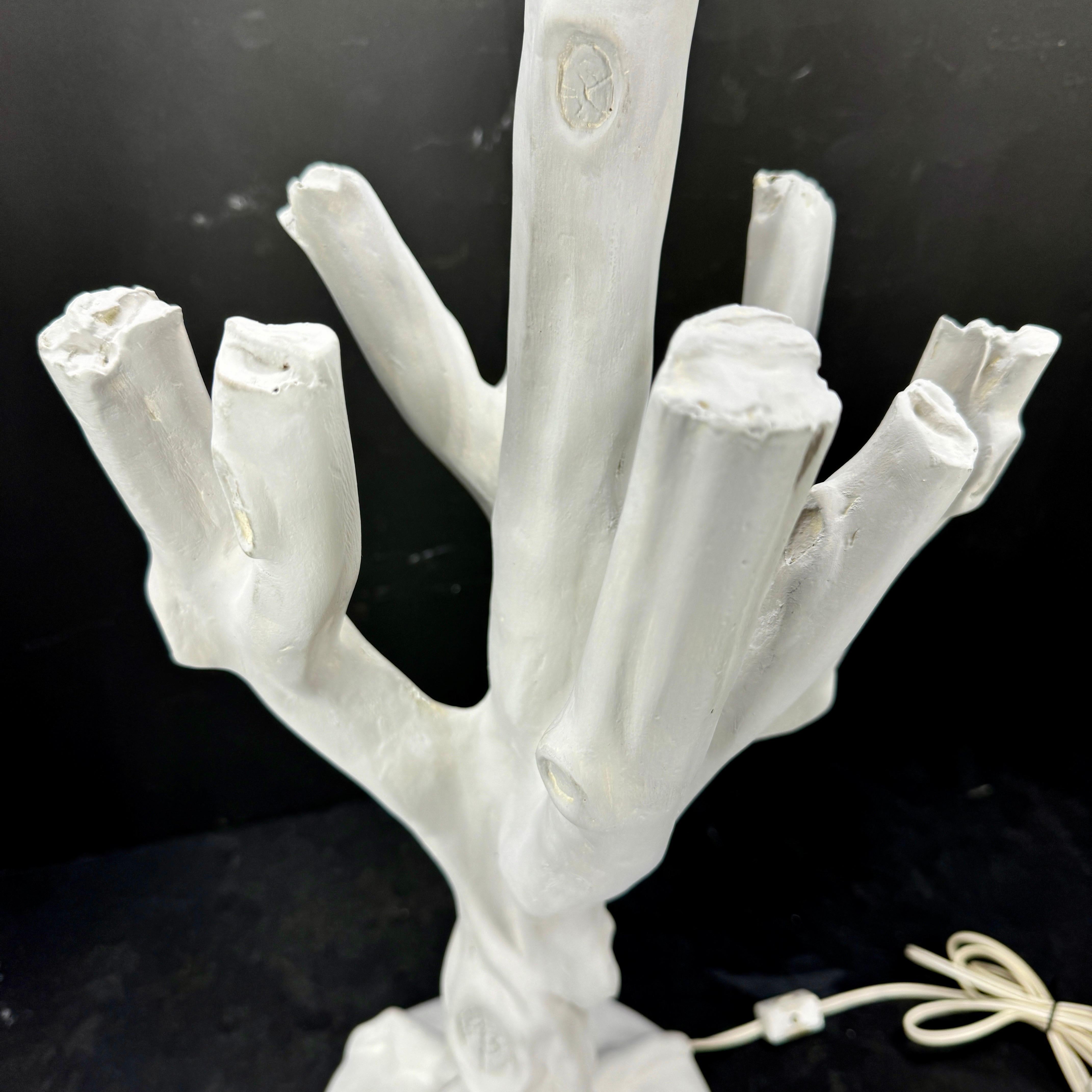 Peinture Lampe à poser du milieu du siècle en faux bois peint en blanc en vente