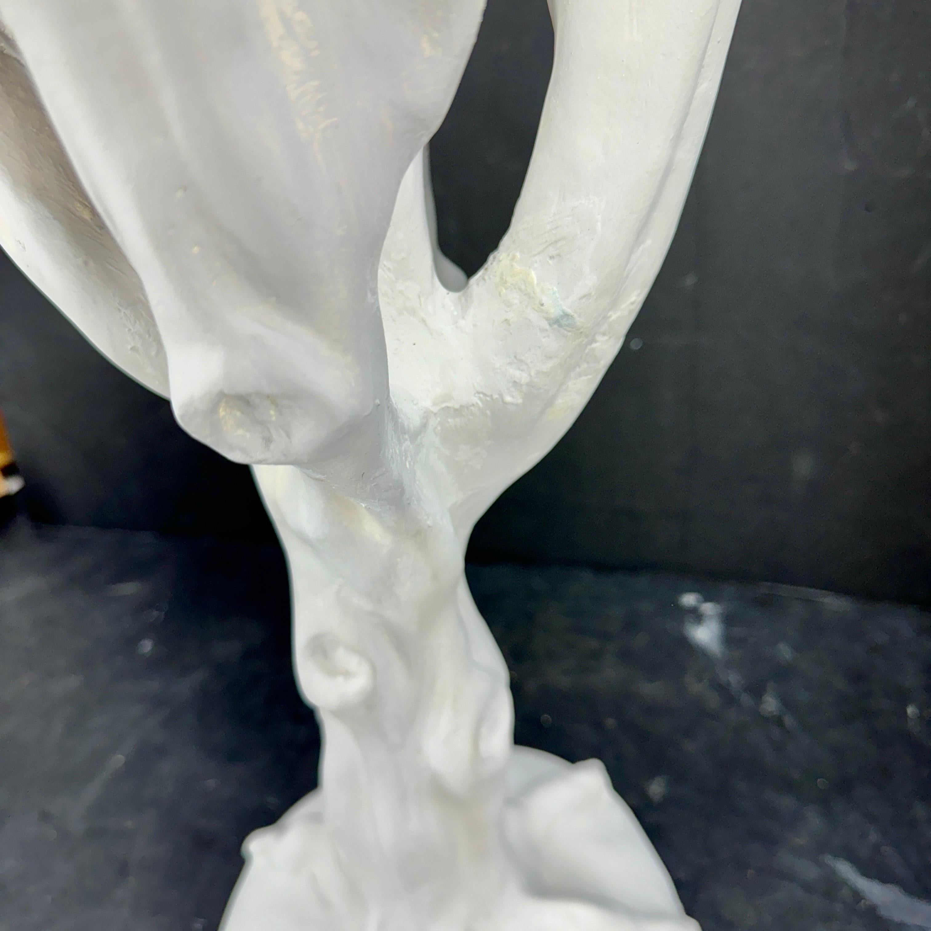 Lampe à poser du milieu du siècle en faux bois peint en blanc en vente 1