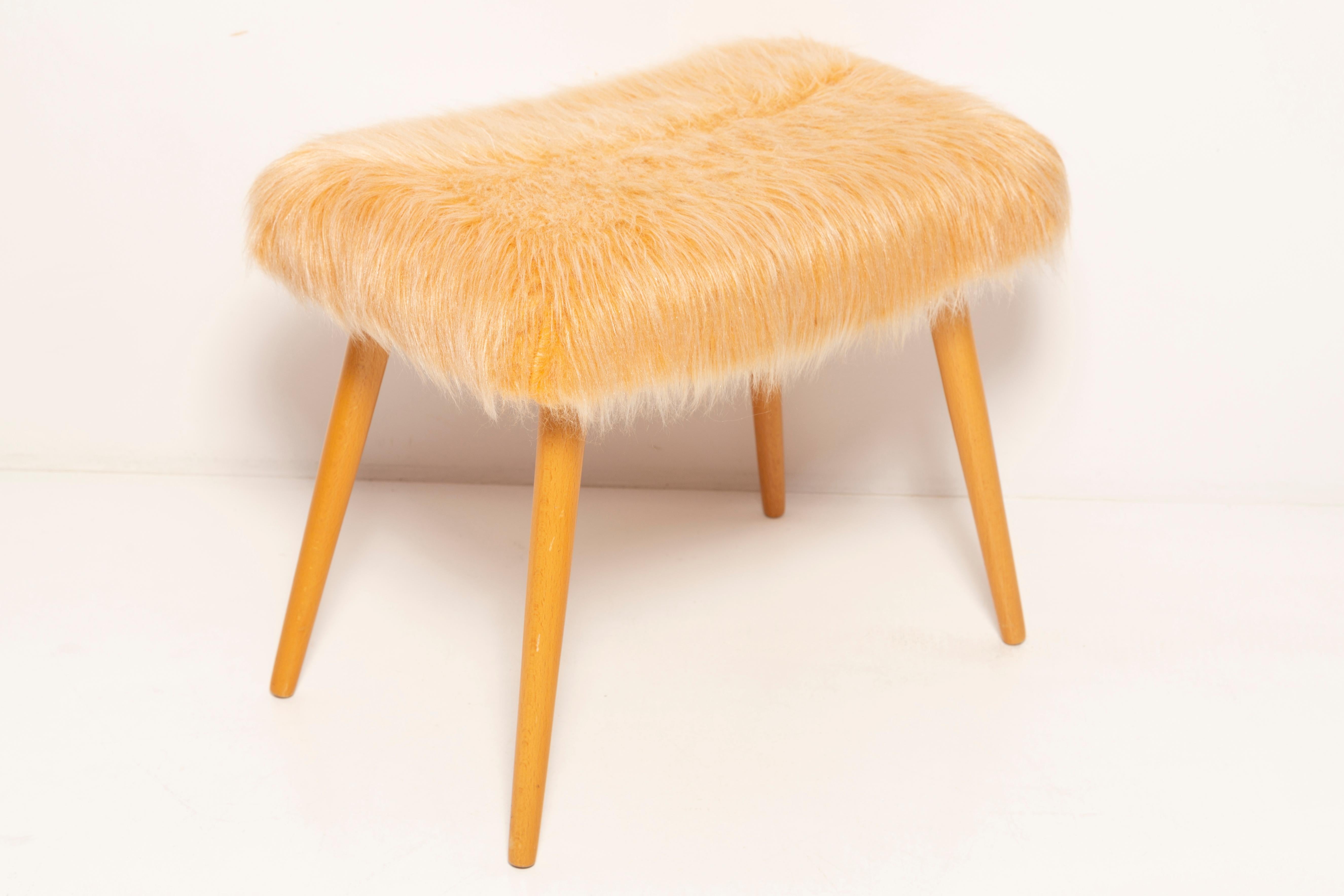 Stool from the turn of the 1960s. Beautiful high quality faux fur. The stool consists of an upholstered part, a seat and wooden legs narrowing downwards, characteristic of the 1960s style. They are in good original vintage condition.
Only one unique
