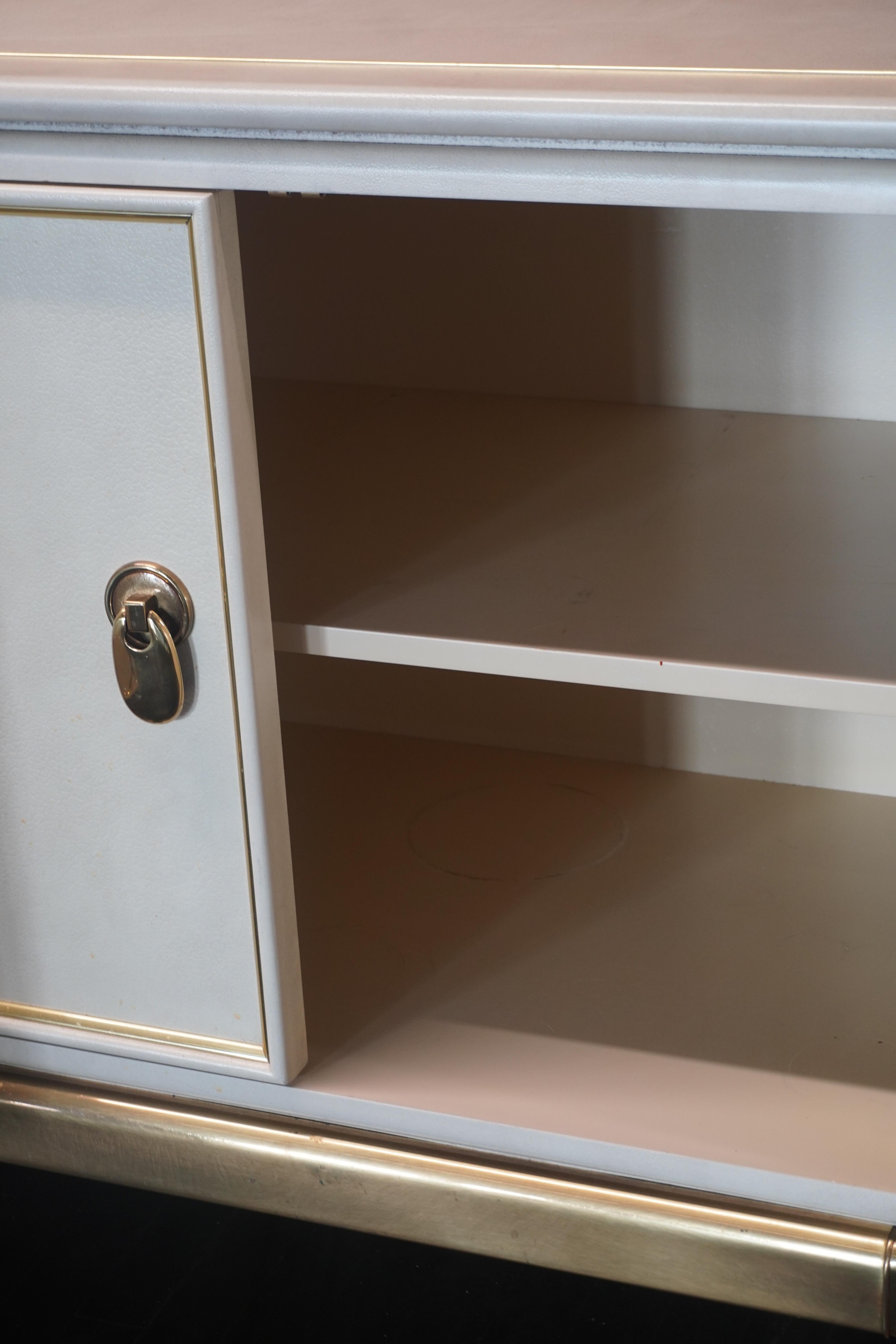 Laiton Buffet du milieu du siècle en faux cuir et laiton attribué à Mastercraft en vente