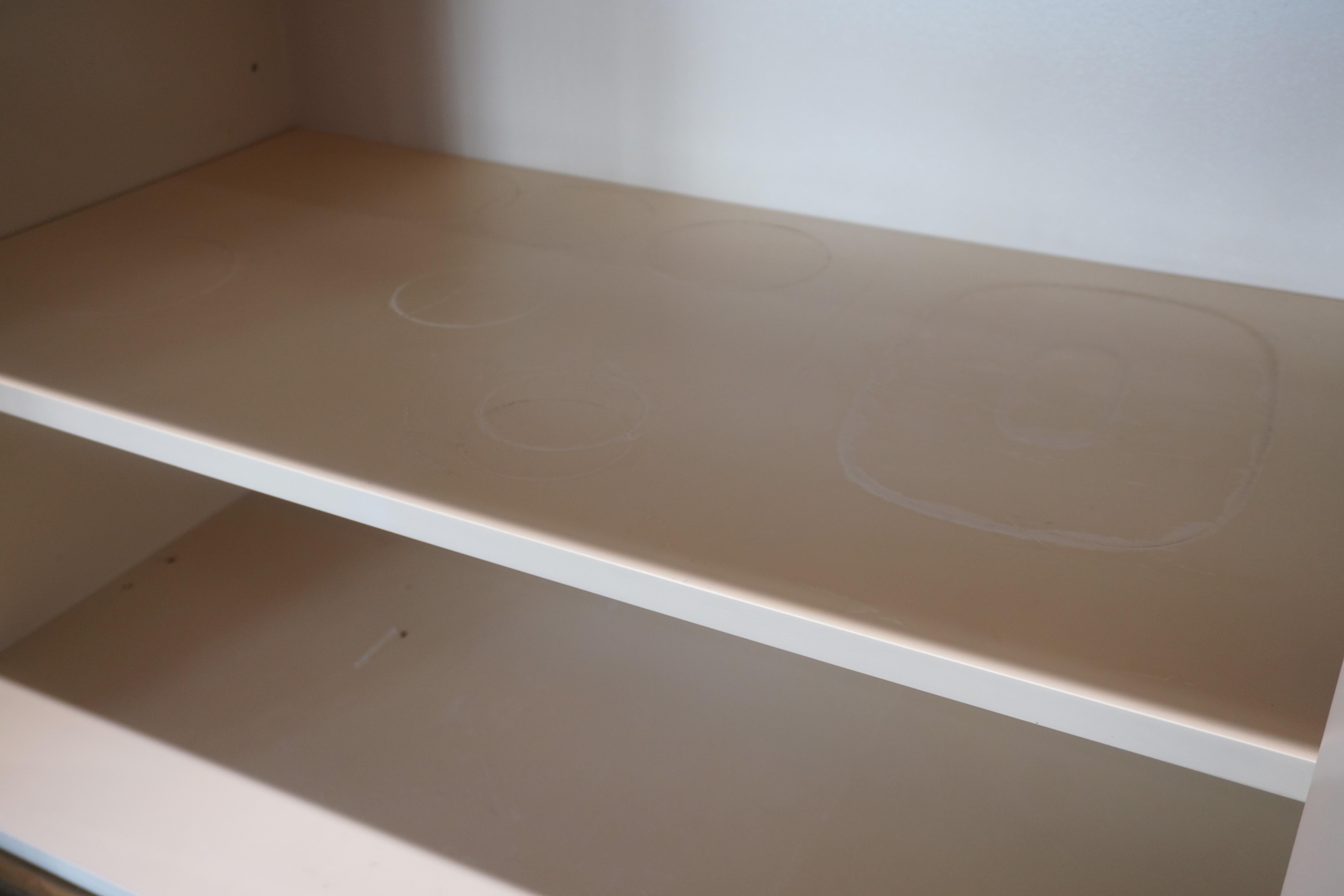 Buffet du milieu du siècle en faux cuir et laiton attribué à Mastercraft en vente 1