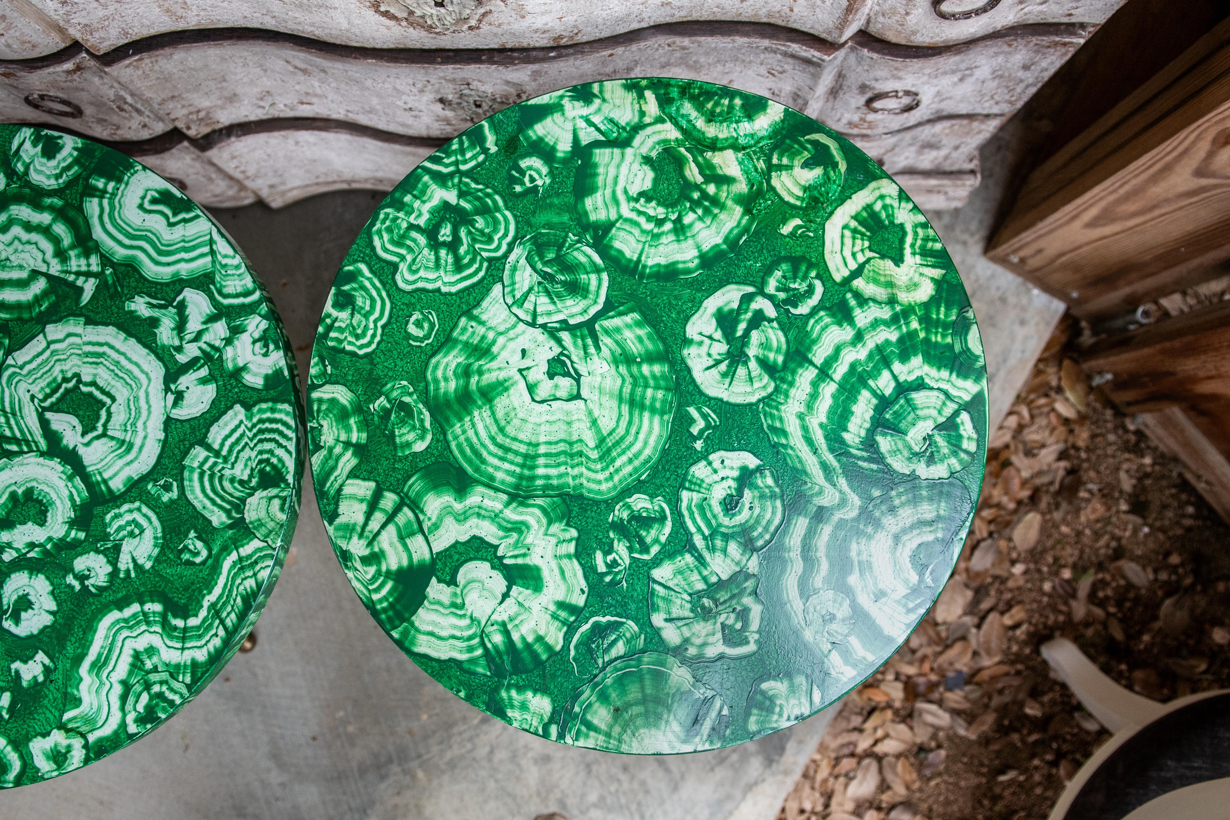 Magnifiquement peintes sur des plateaux en bois, ces tables en fausse malachite sont un modèle emblématique de la période Hollywood Regency et d'un design très Mid-Century. Les dessus sont faussement peints et plus récents, mais toujours vintage. 