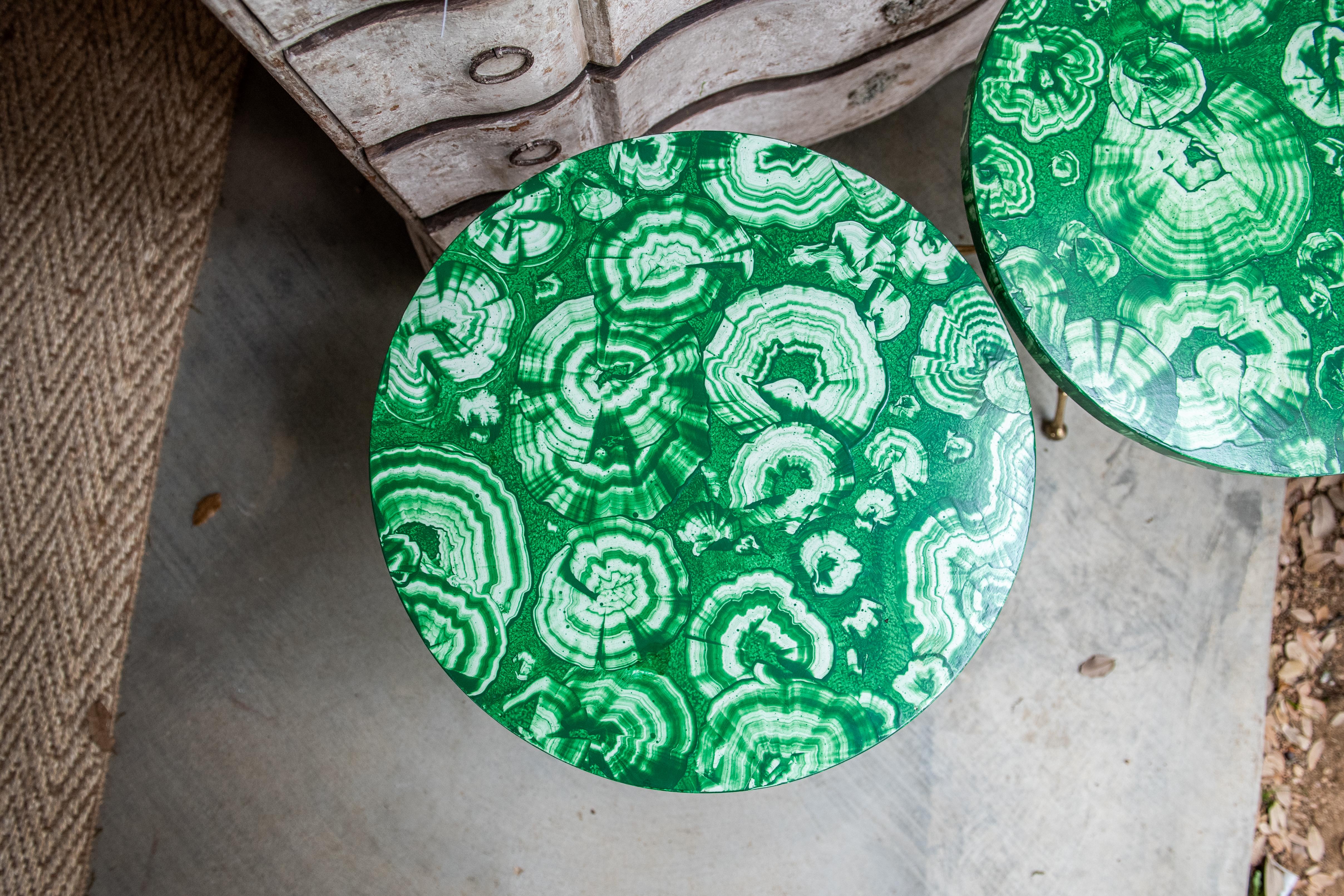 Paire de tables tripodes en laiton peint en fausse malachite du milieu du siècle dernier en vente 4