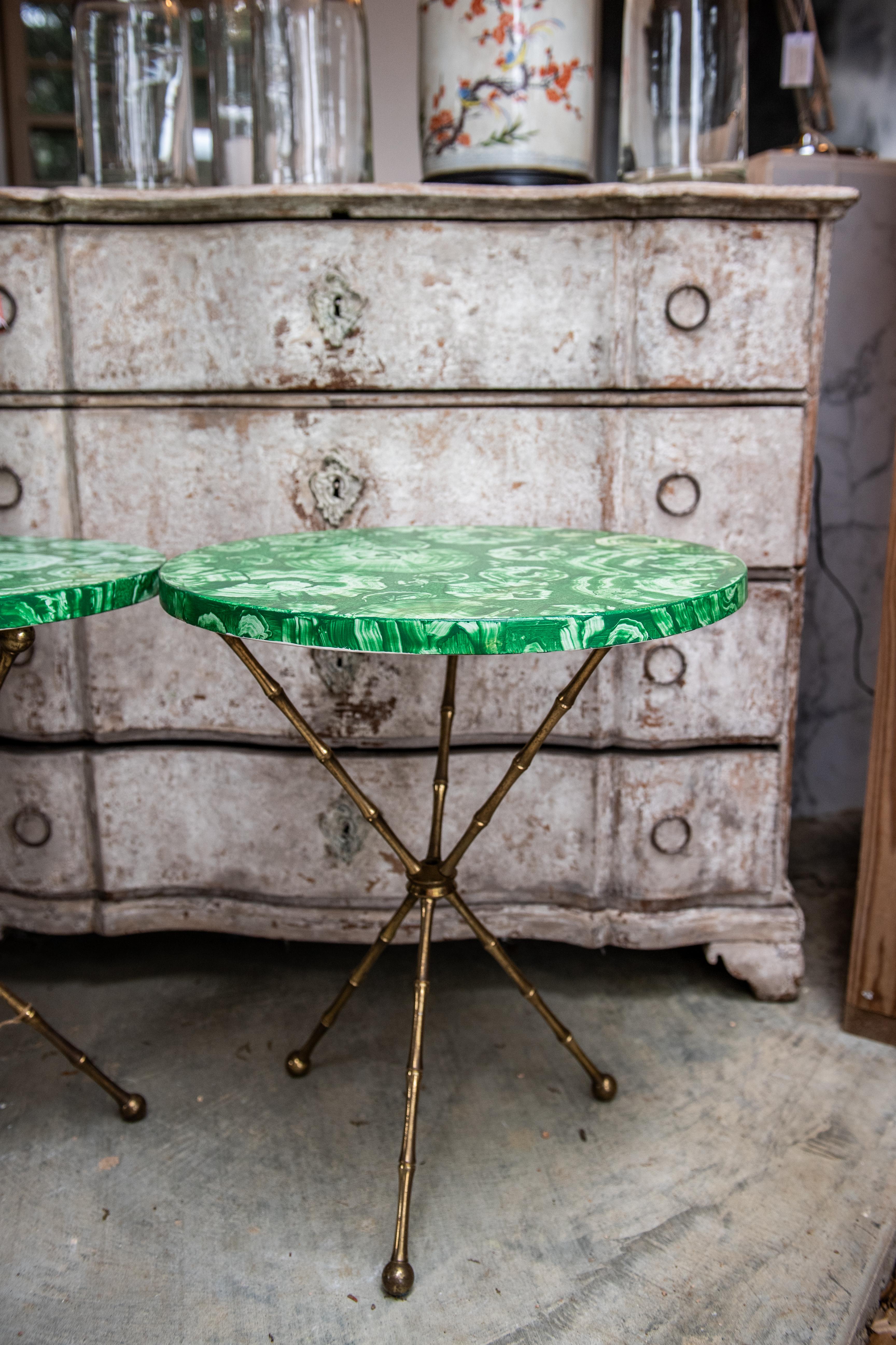 Paire de tables tripodes en laiton peint en fausse malachite du milieu du siècle dernier en vente 2