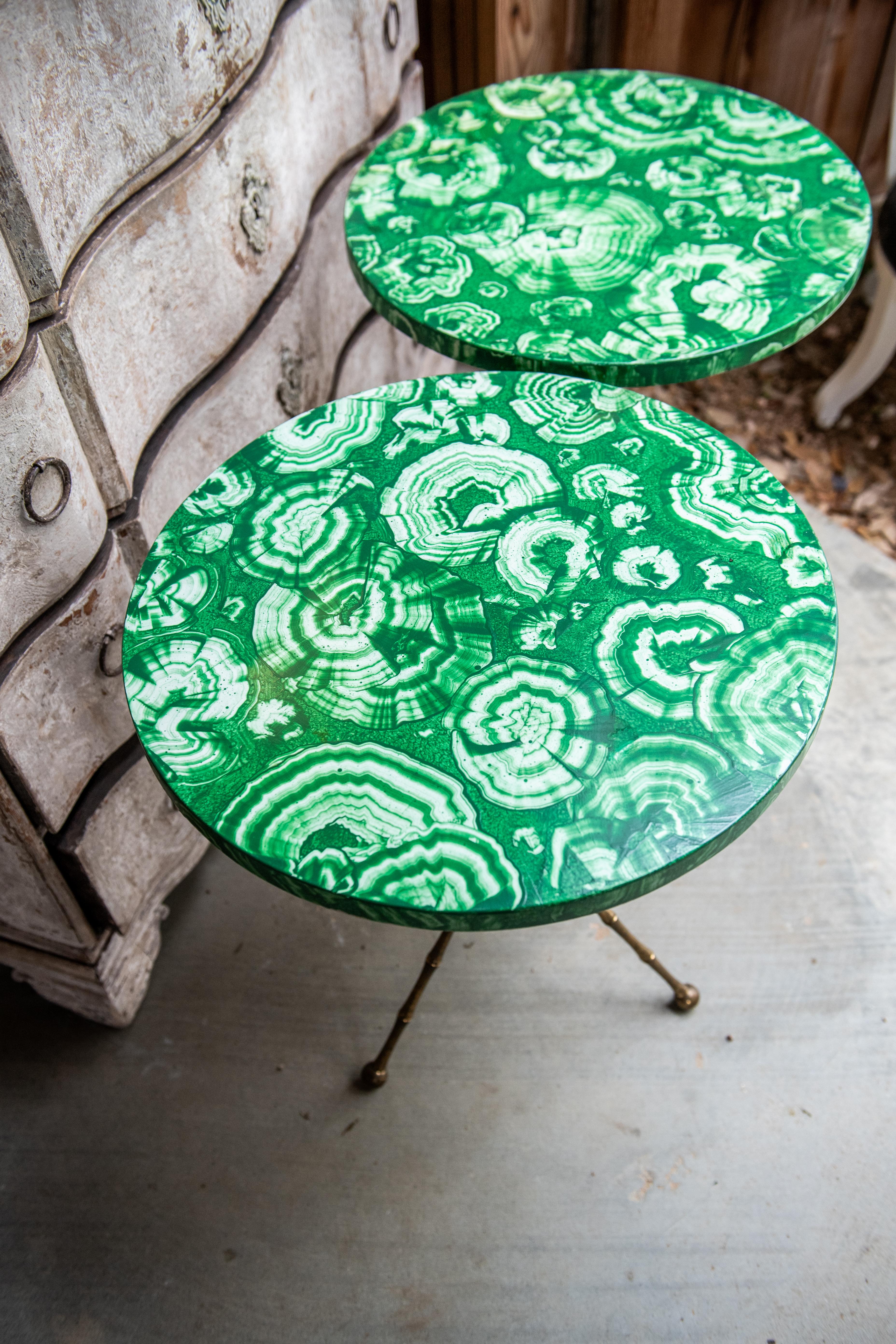 Hollywood Regency Paire de tables tripodes en laiton peint en fausse malachite du milieu du siècle dernier en vente