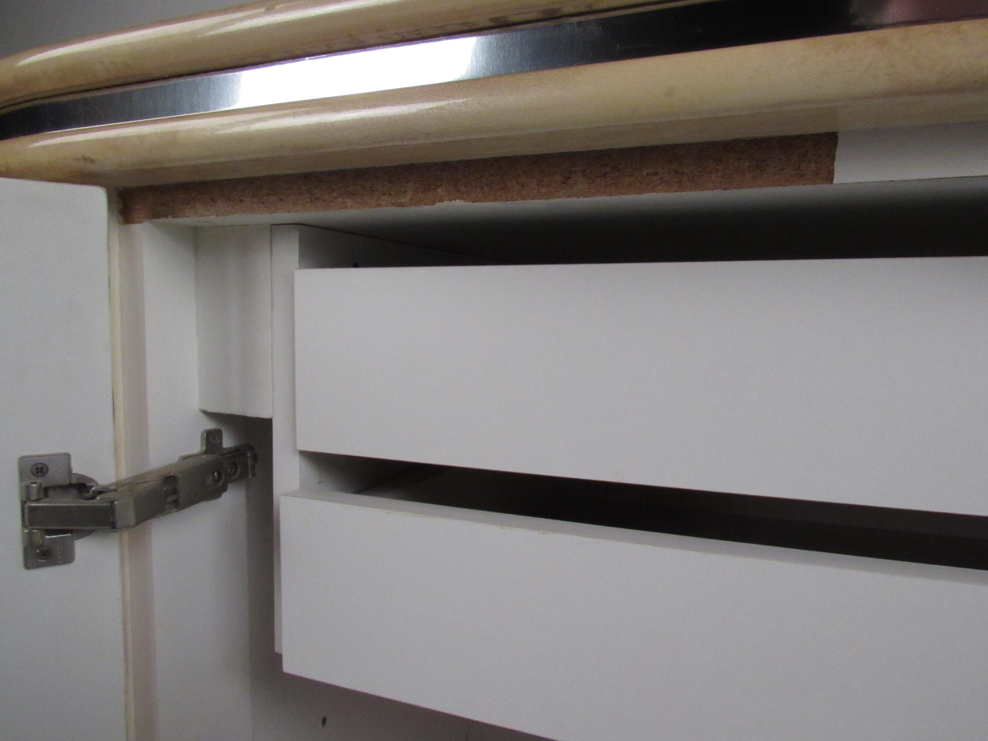 Credenza in marmo finto del Medioevo in vendita 9