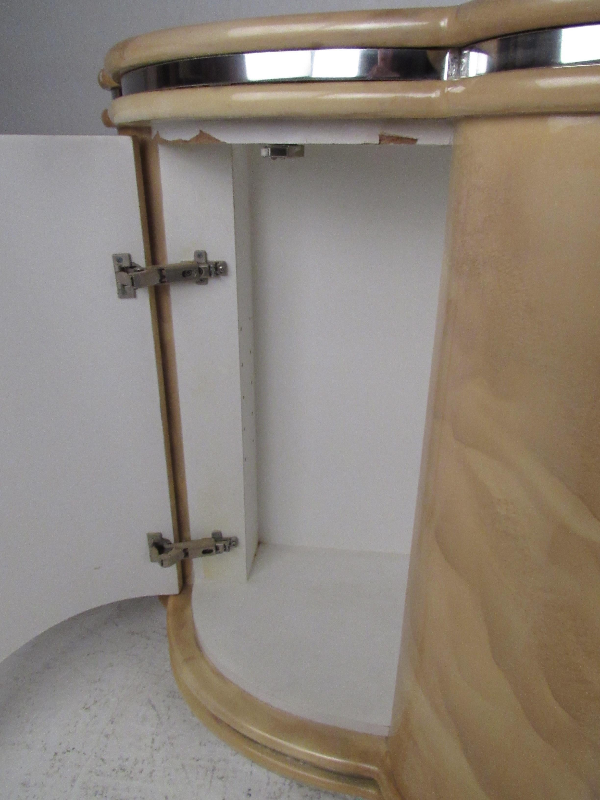 Fine XX secolo Credenza in marmo finto del Medioevo in vendita