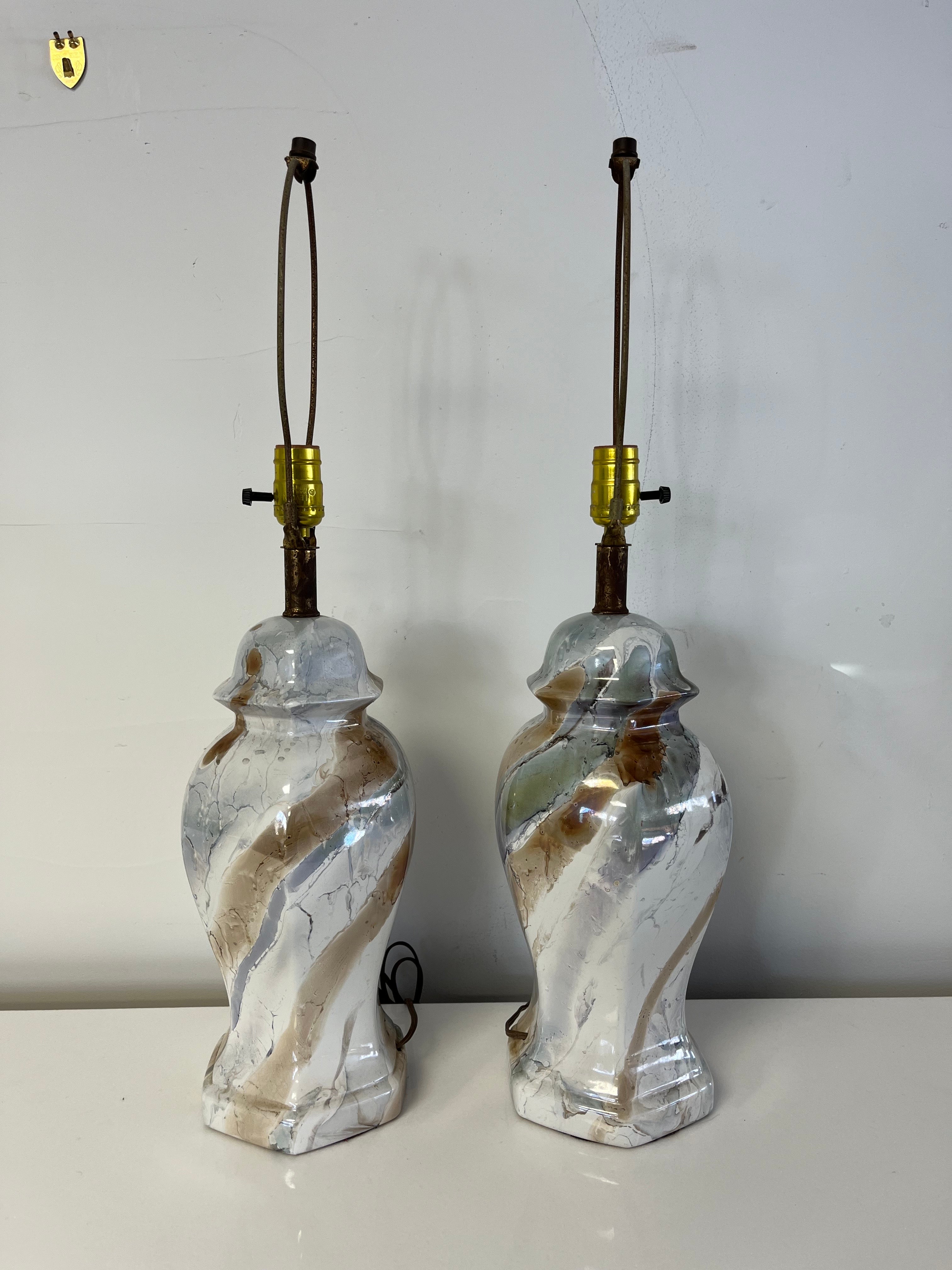 Lámparas de sobremesa de porcelana italiana con forma de tarro de jengibre de la década de 1960, con esmalte de imitación mármol.

Medidas:
Altura: 19,25 hasta la parte superior del enchufe
Diámetro (en la parte más ancha) 7.5