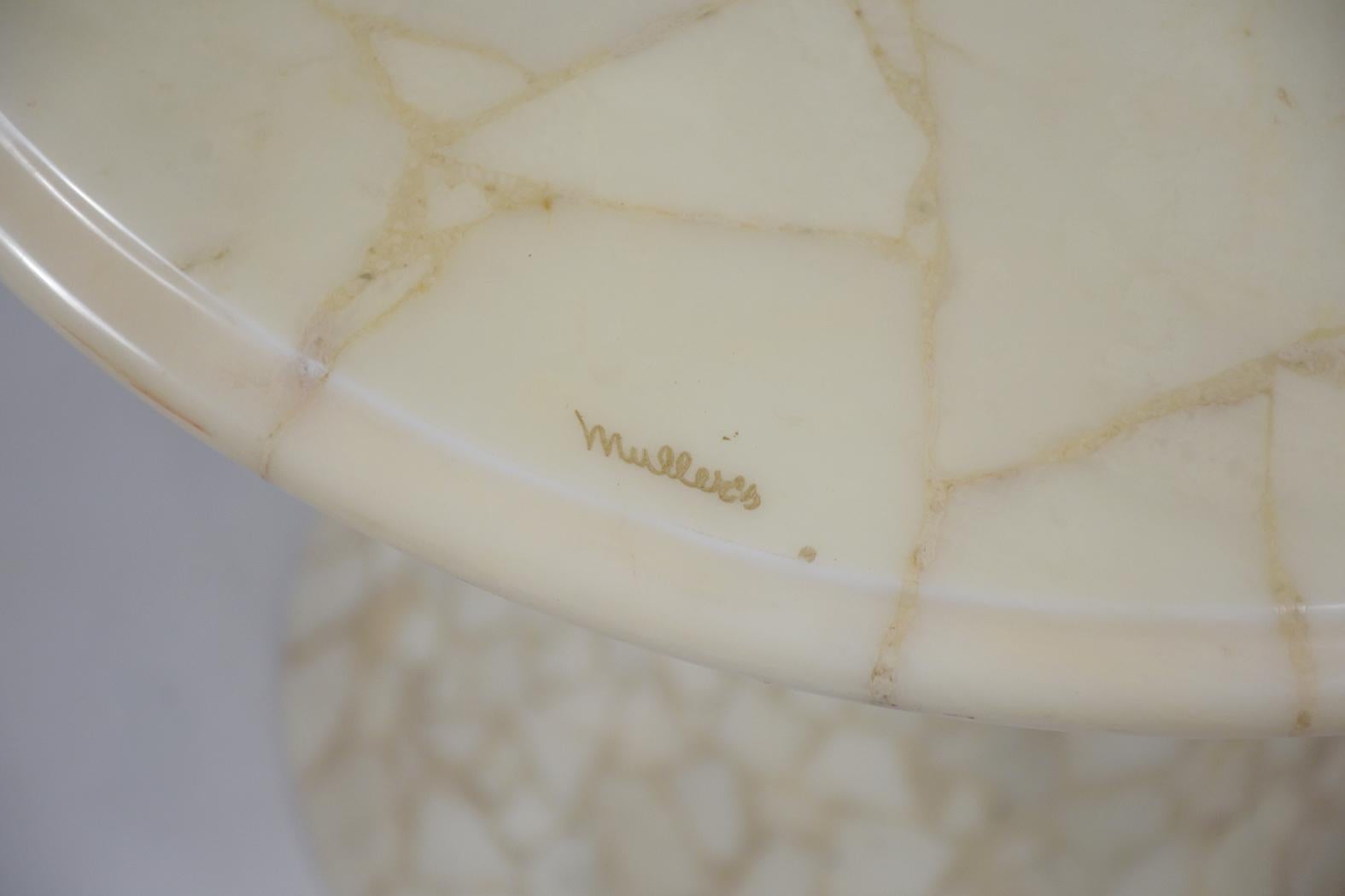 Bois Table d'appoint vintage avec placage en faux marbre ivoire et motif tulipe en vente