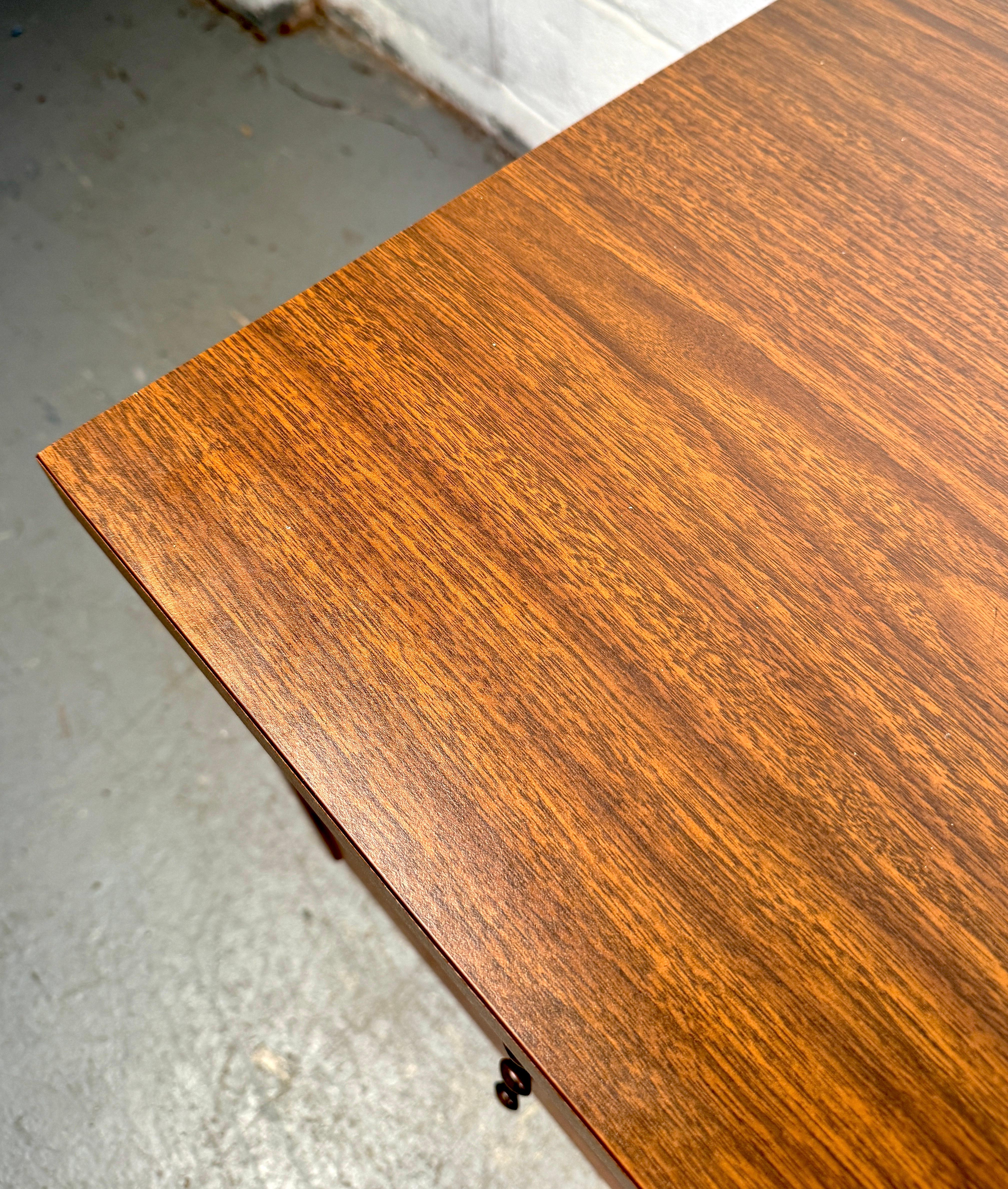 Mid-Century Faux Wood Laminate Desk im Angebot 4