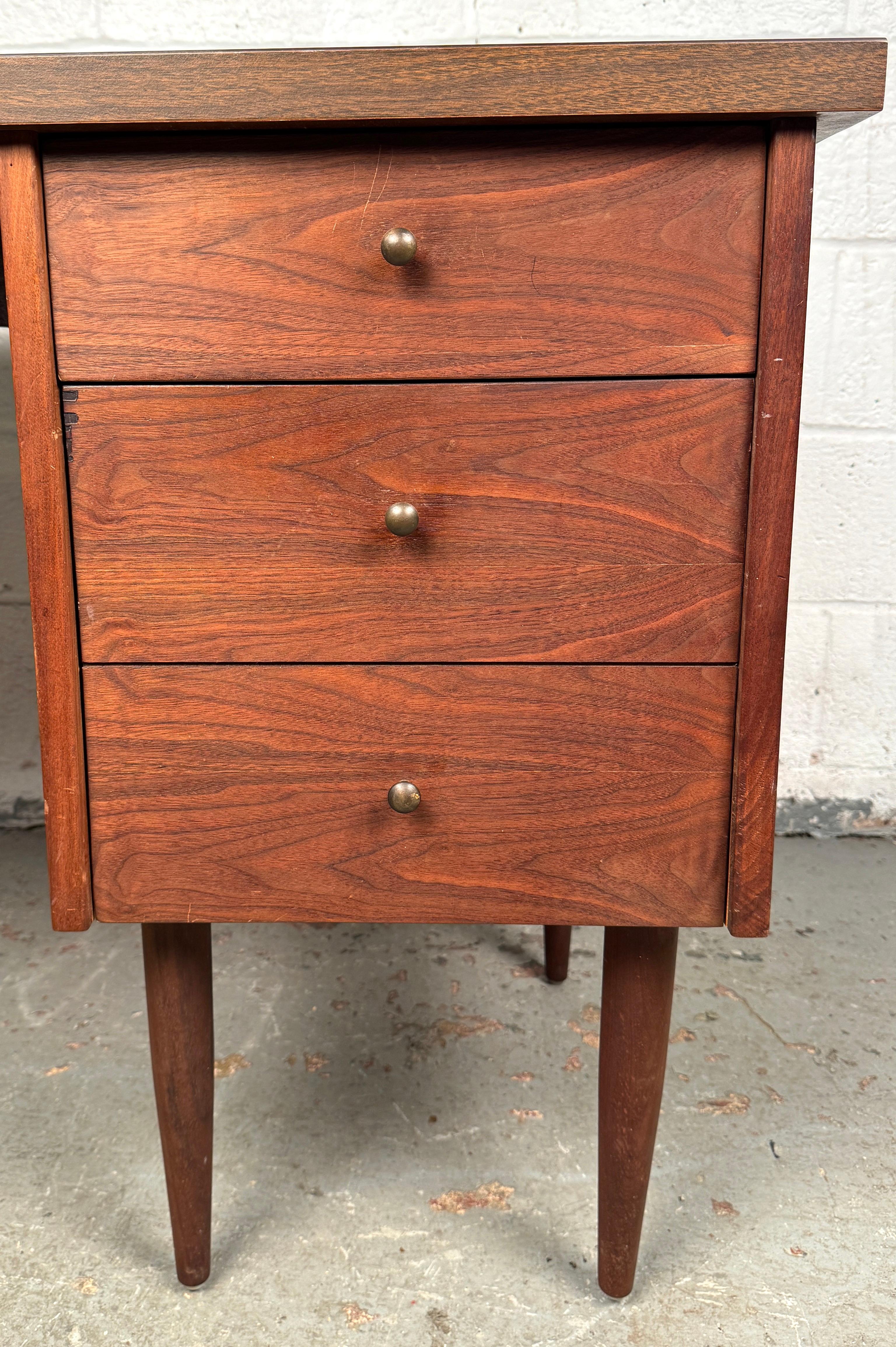 Mid-Century Faux Wood Laminate Desk im Angebot 6
