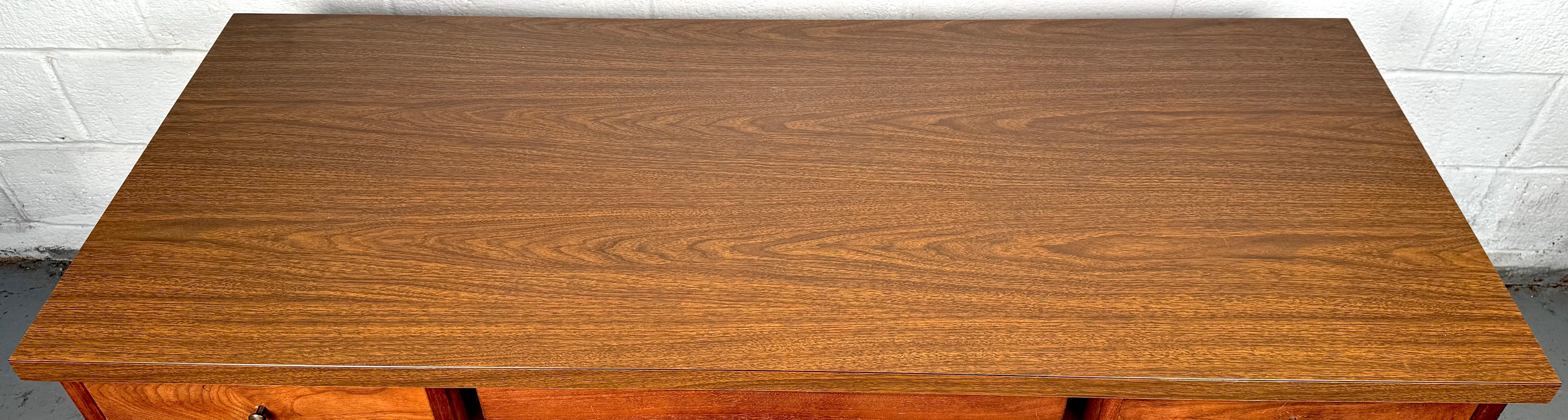 Mid-Century Faux Wood Laminate Desk im Angebot 7