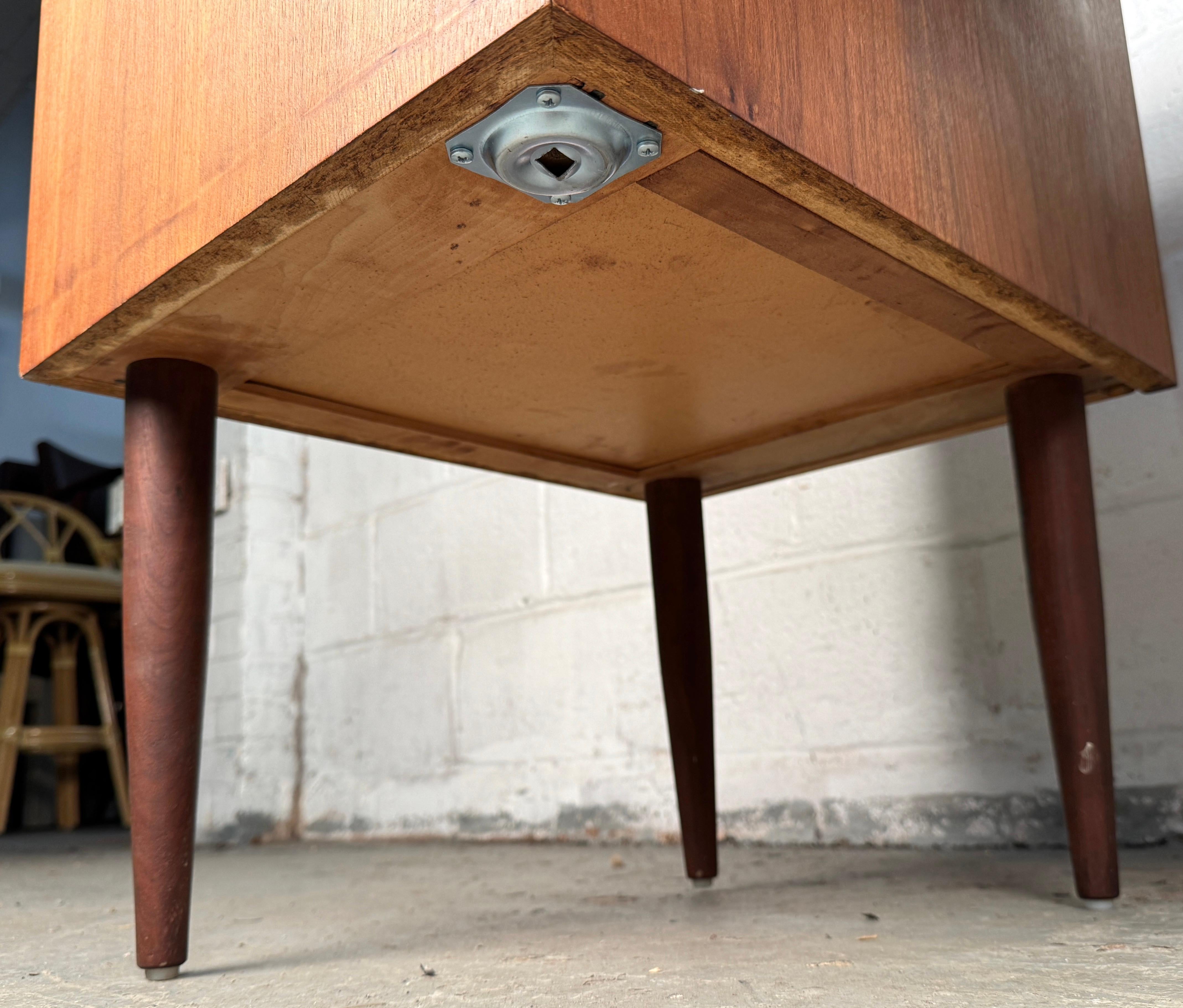 Mid-Century Faux Wood Laminate Desk im Angebot 9