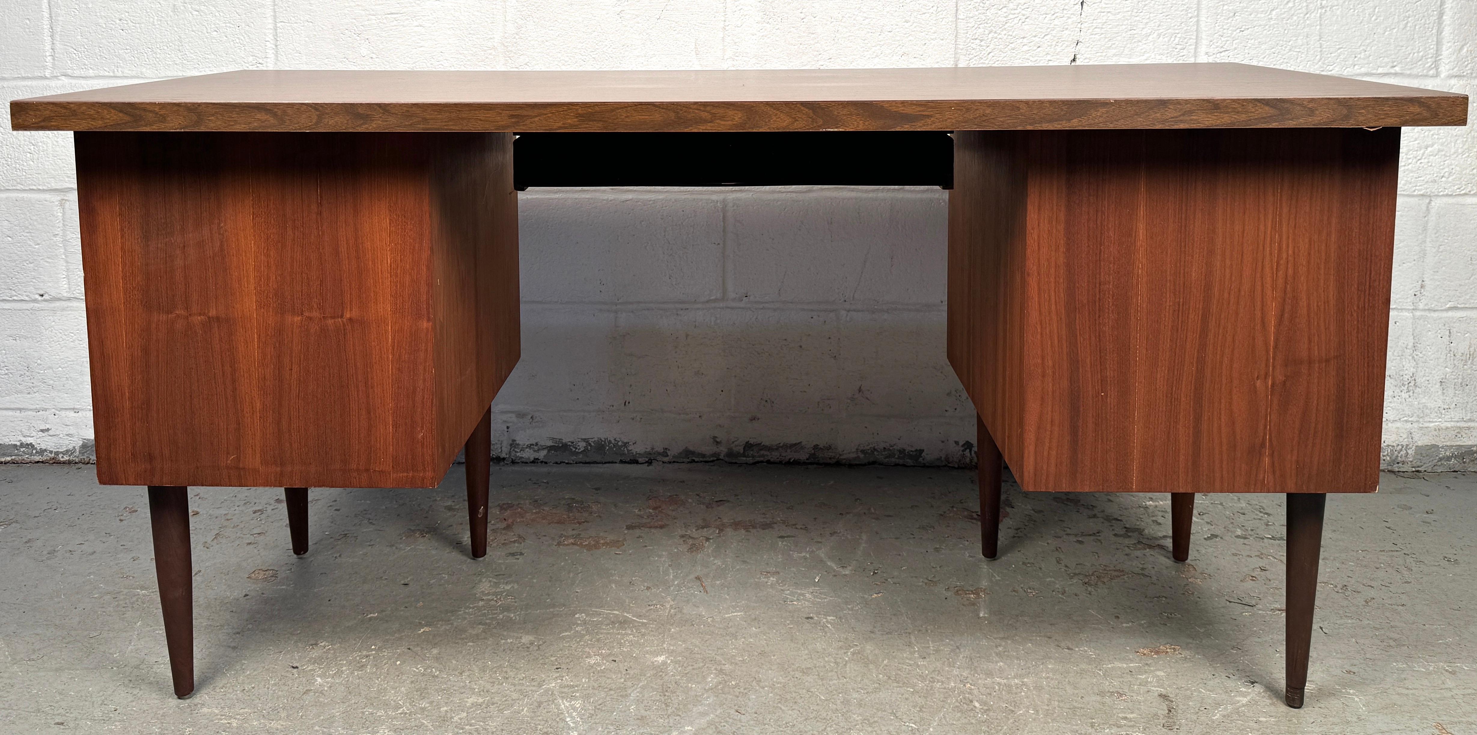 Mid-Century Faux Wood Laminate Desk im Angebot 10