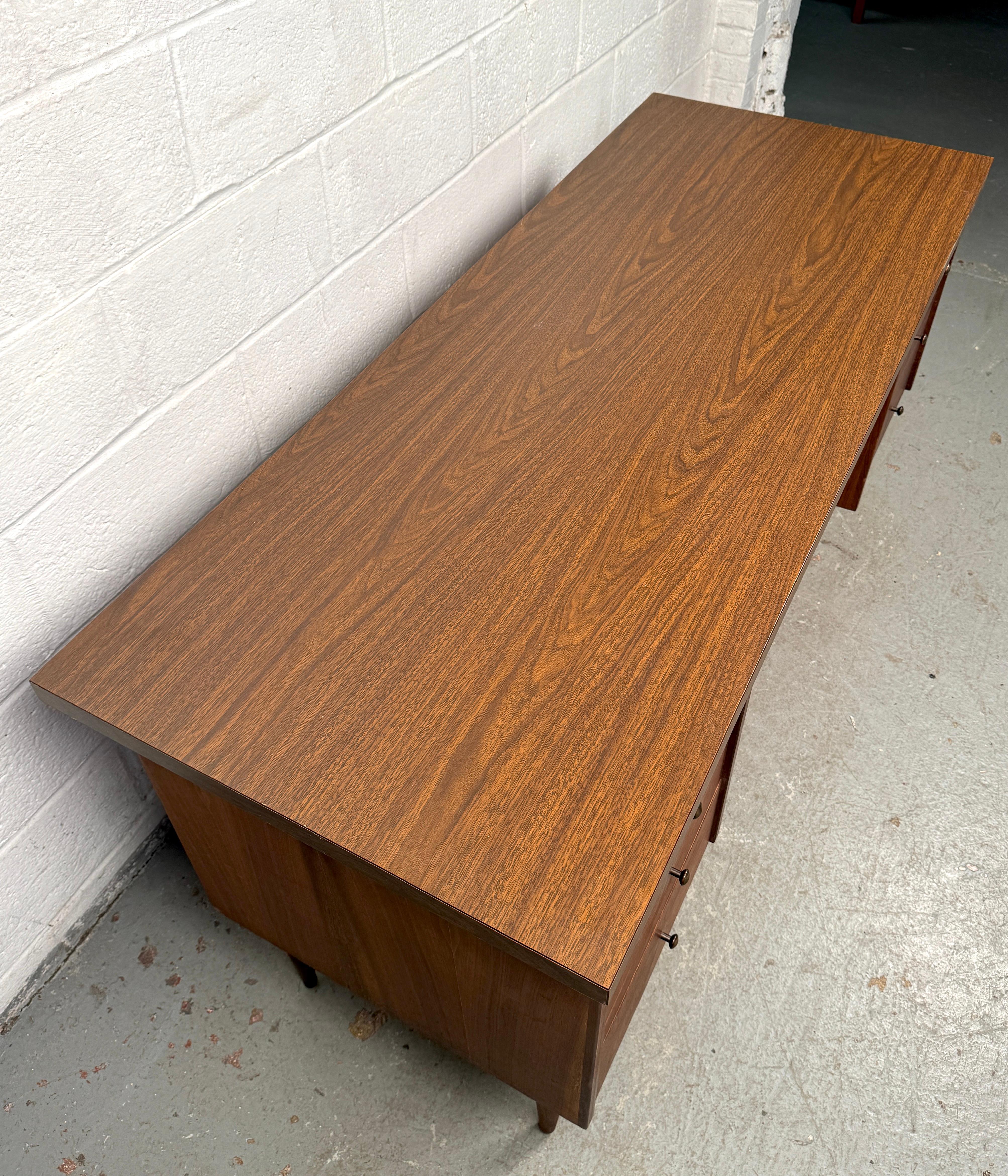 Mid-Century Faux Wood Laminate Desk (Moderne der Mitte des Jahrhunderts) im Angebot