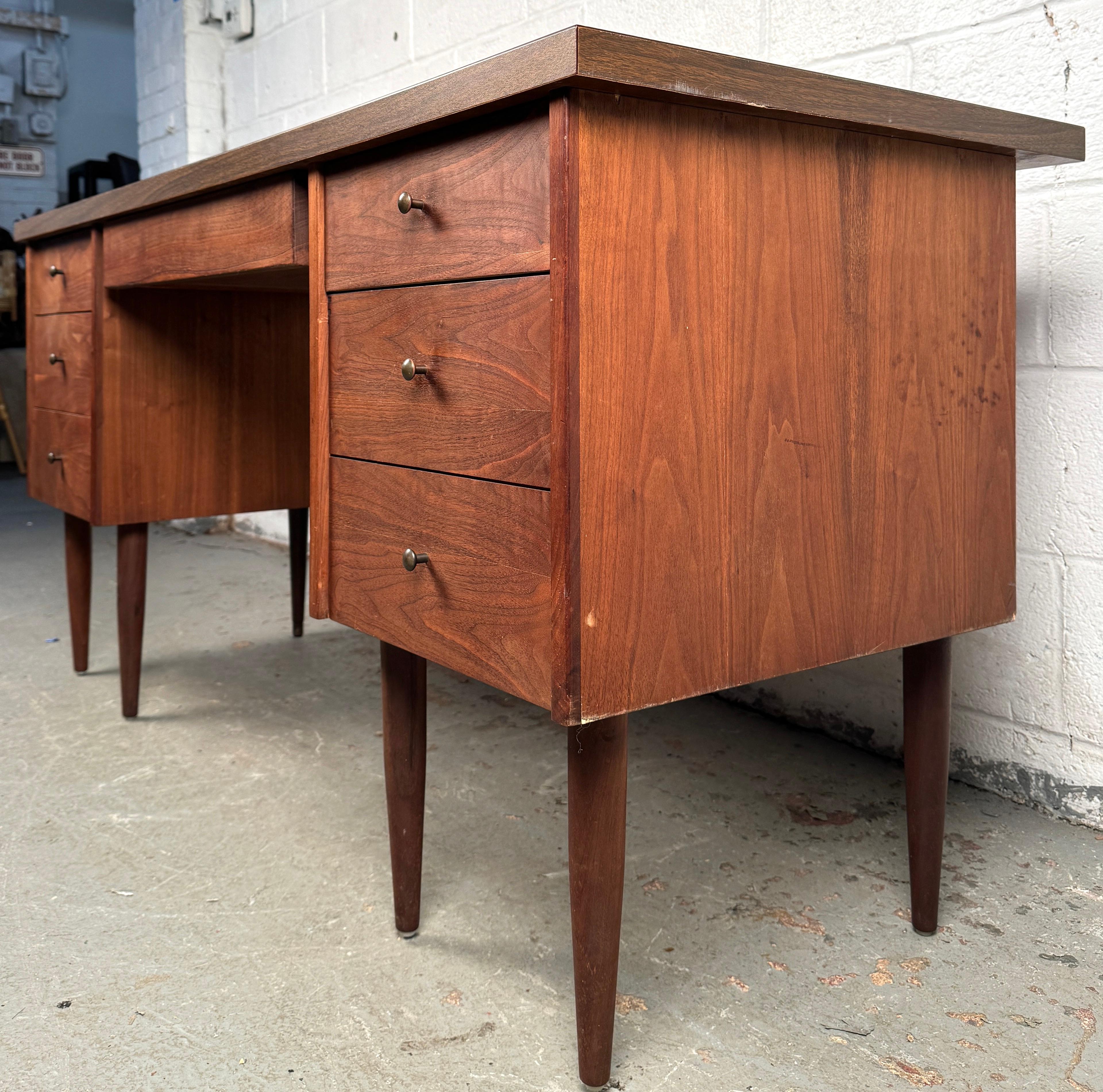 Mid-Century Faux Wood Laminate Desk im Zustand „Gut“ im Angebot in Brooklyn, NY