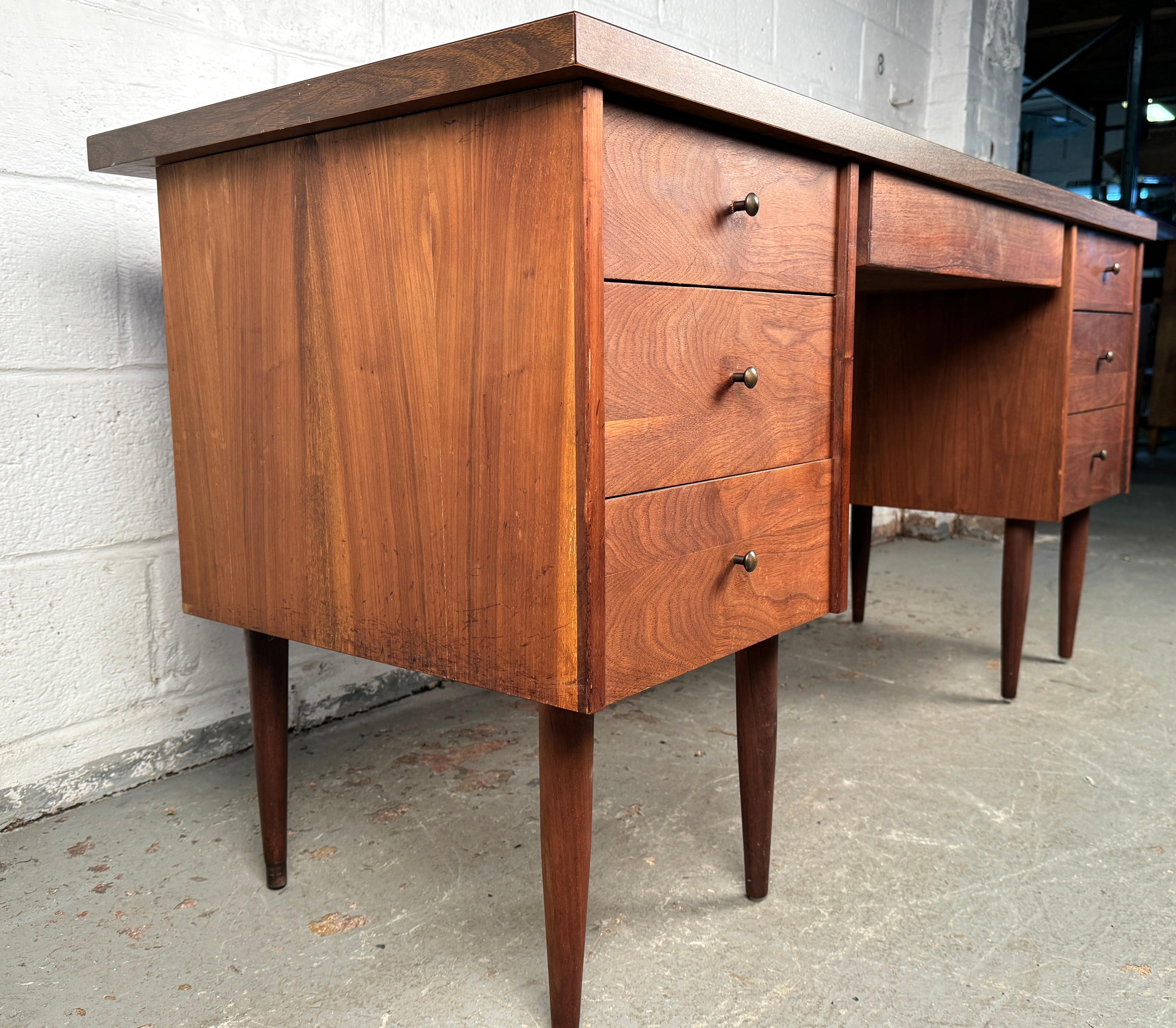 Mid-Century Faux Wood Laminate Desk (20. Jahrhundert) im Angebot