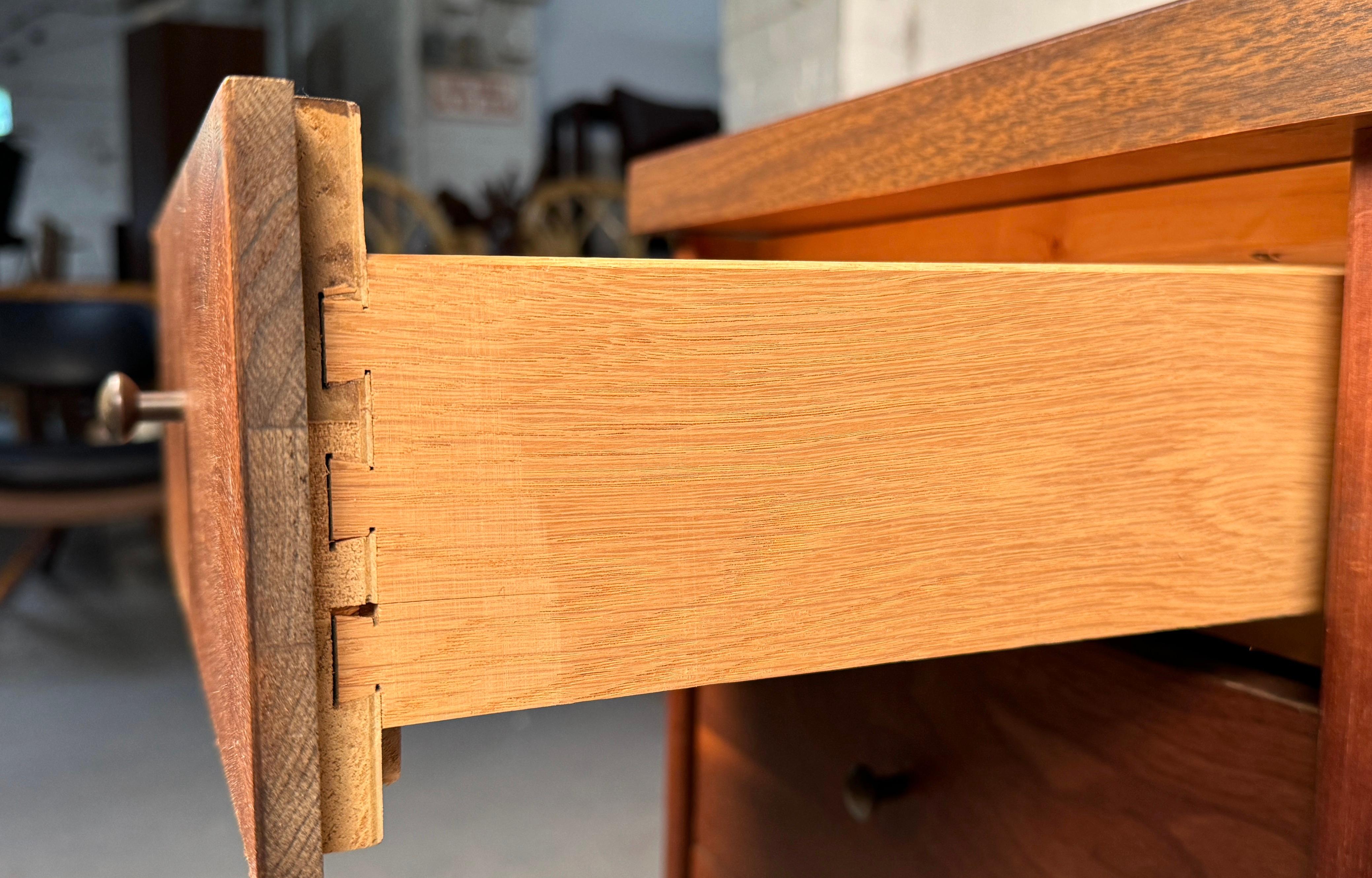 Mid-Century Faux Wood Laminate Desk im Angebot 1