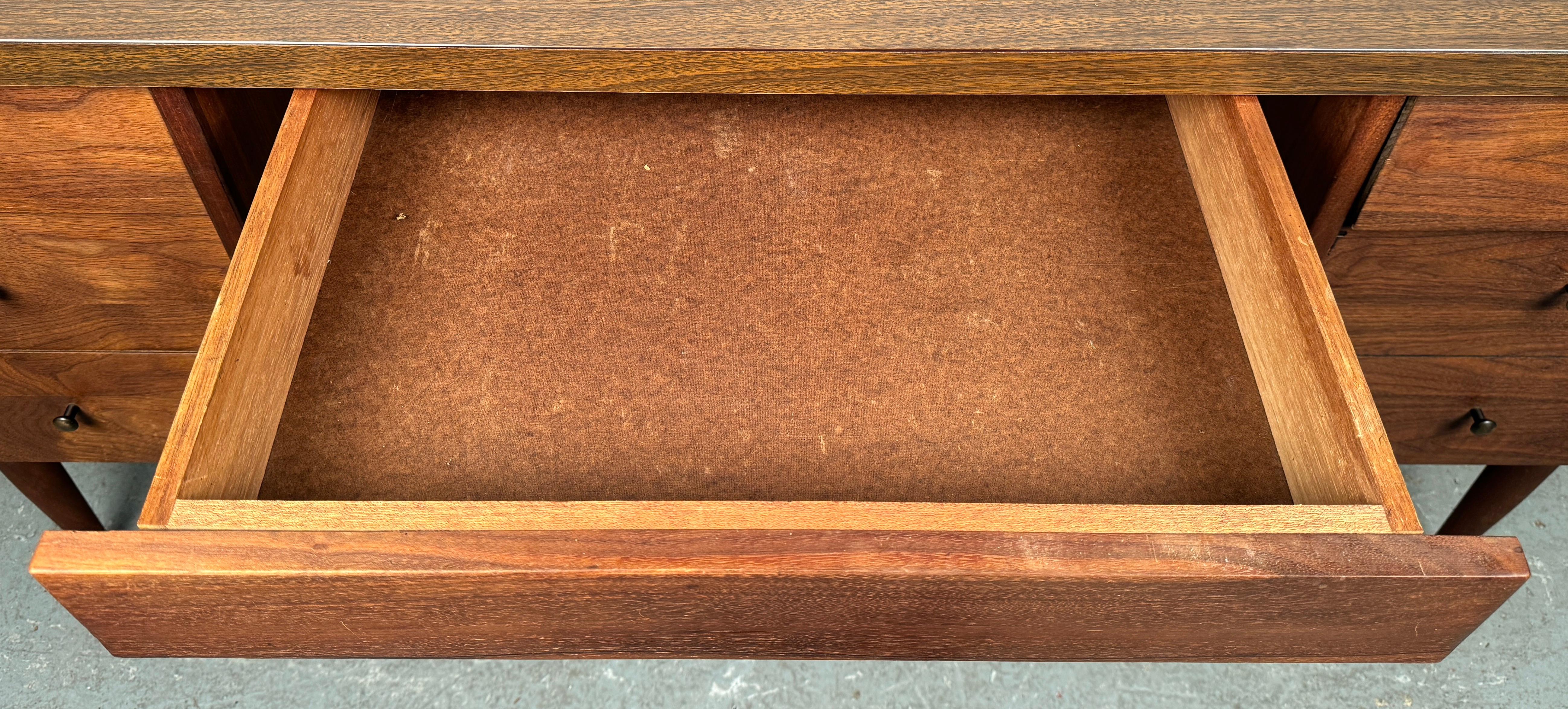 Mid-Century Faux Wood Laminate Desk im Angebot 2