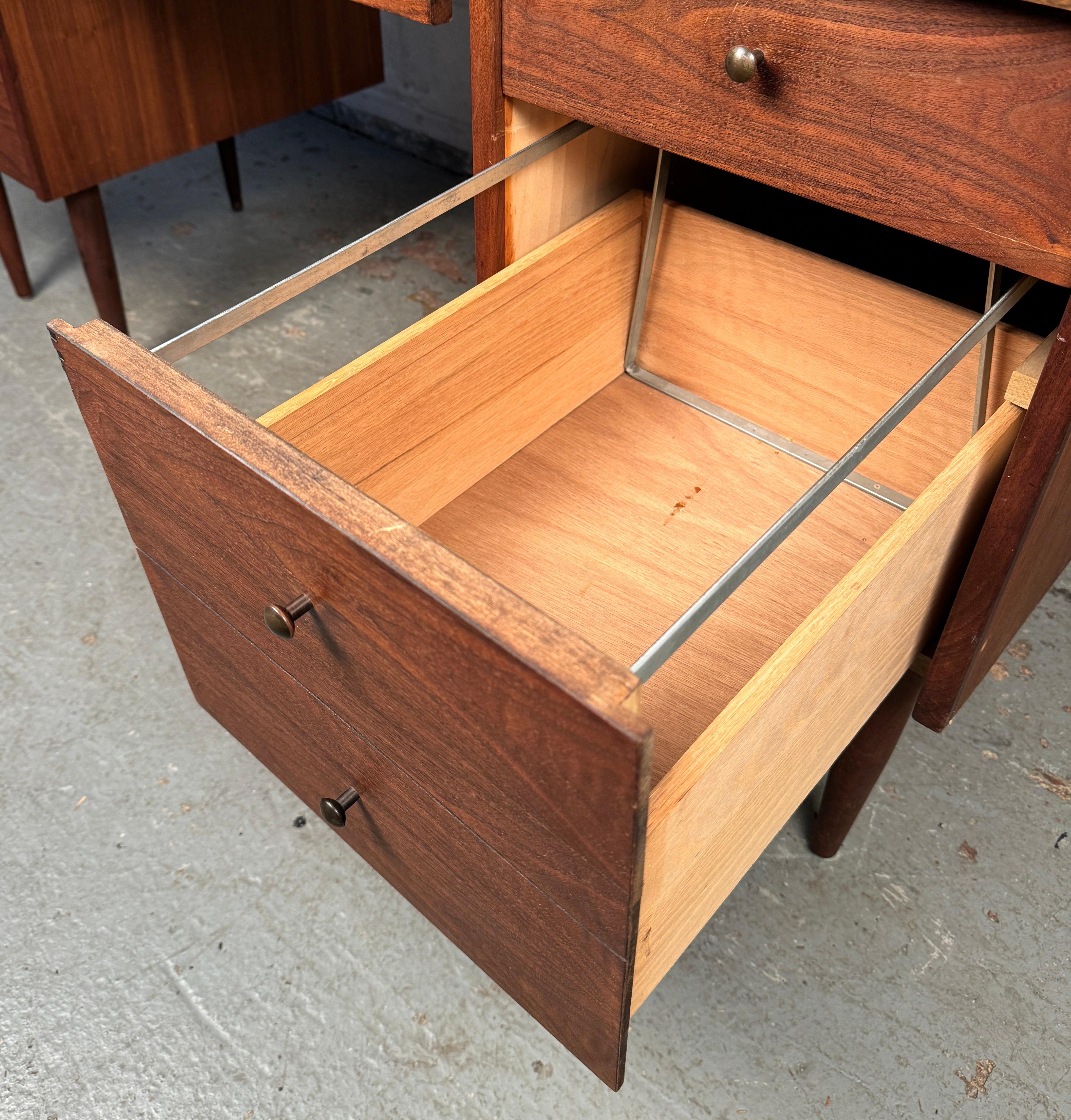 Mid-Century Faux Wood Laminate Desk im Angebot 3