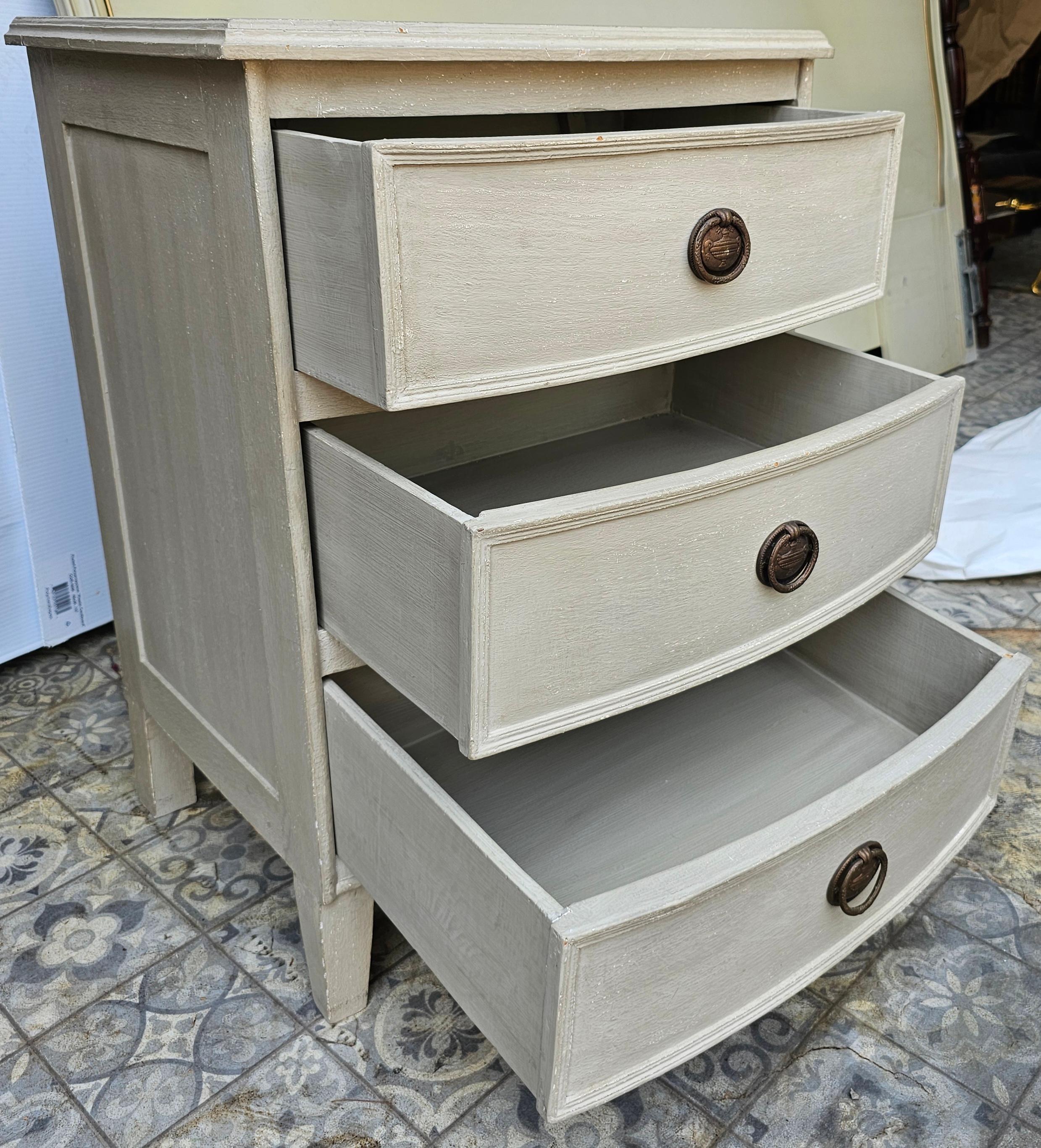 Mid Century Federal Gray Enamel Mahogany Bedside Chest of Drawers In Good Condition For Sale In Germantown, MD