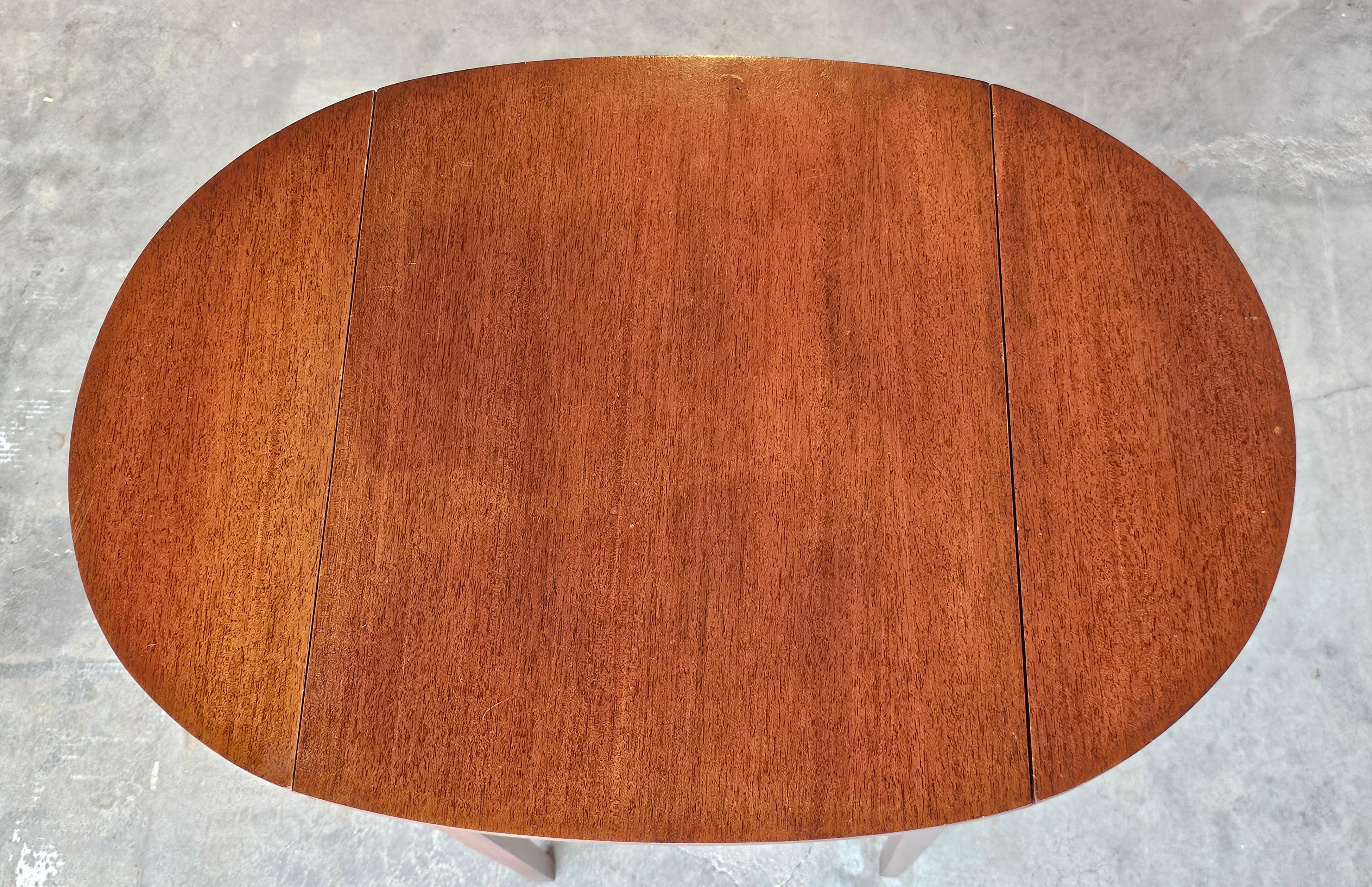 Mid Century Federal Style Mahogany Single Drawer Drop Leaf Side Table For Sale 5