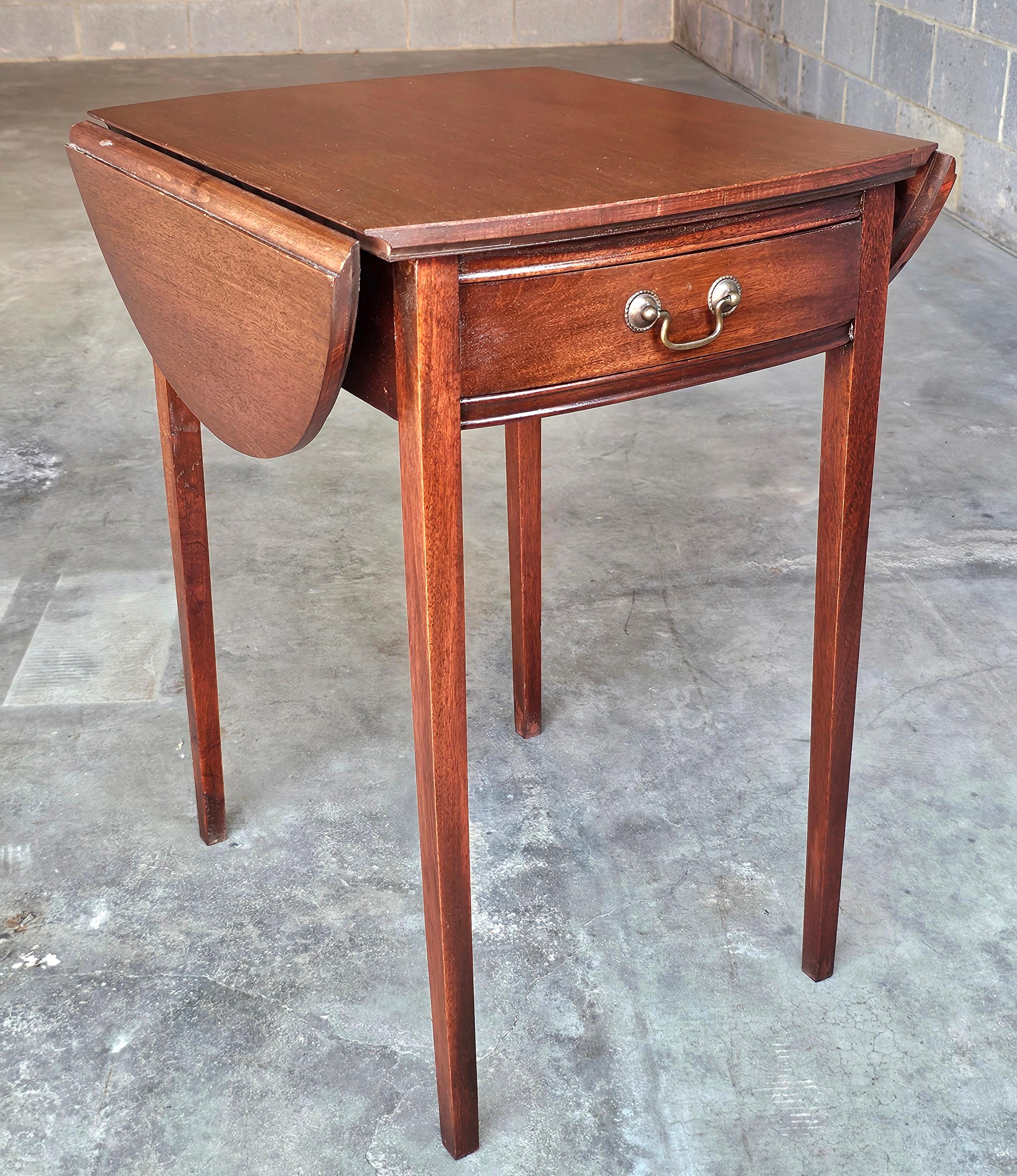 Mid Century Federal Style Mahogany Single Drawer Drop Leaf Side Table For Sale 6